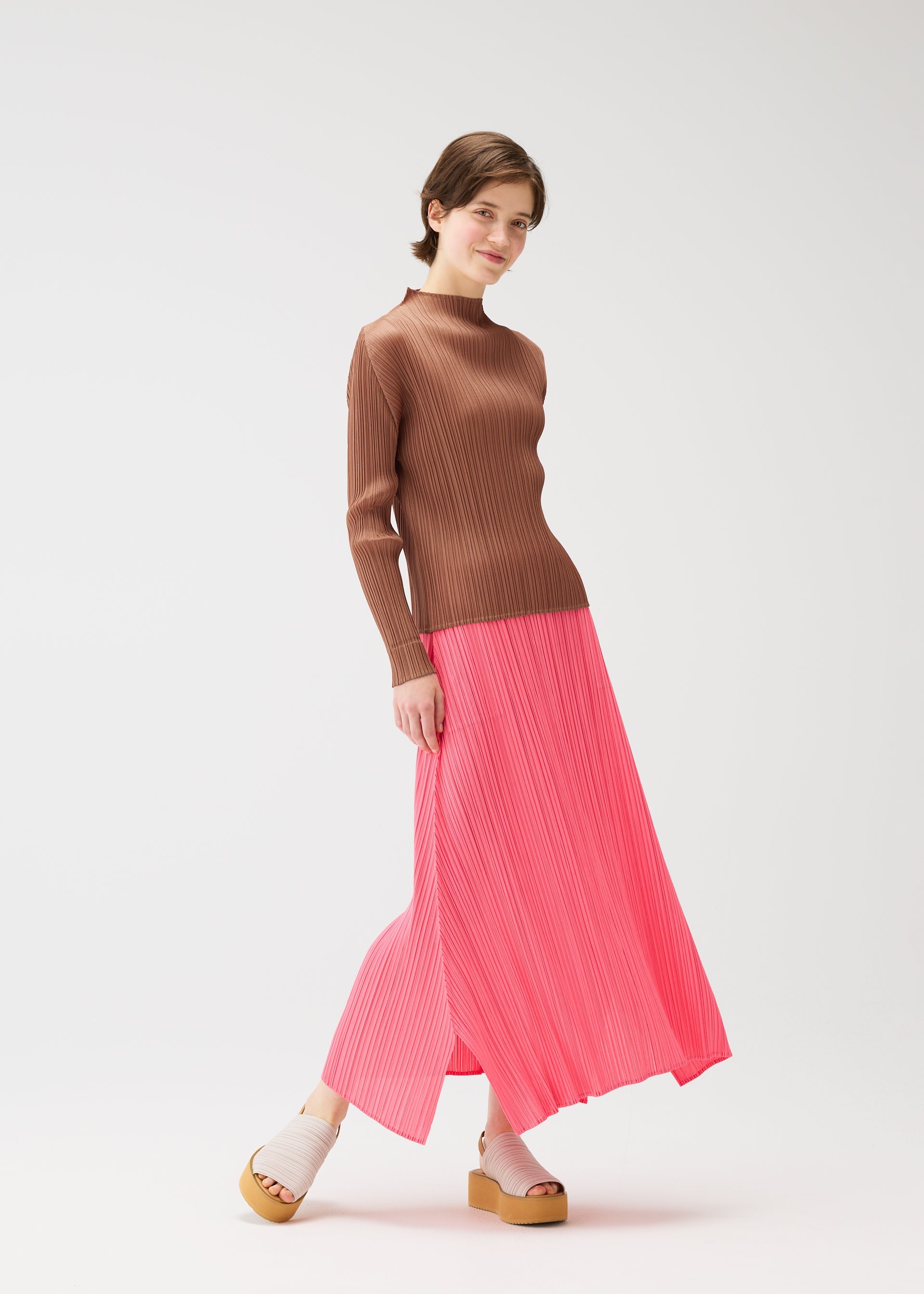 A model wears the Pleats Please Issey Miyake MONTHLY COLORS MARCH prêt à porter.