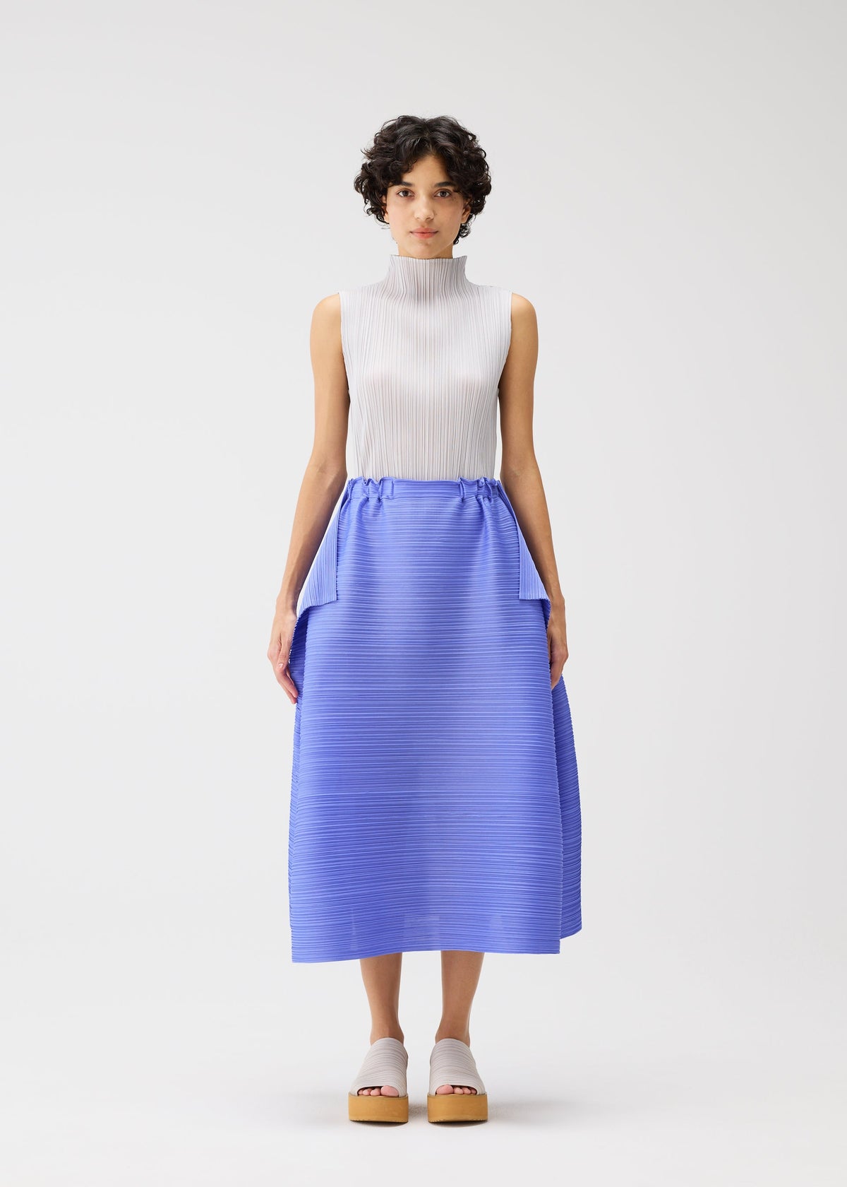 A model wears the PLEATS PLEASE ISSEY MIYAKE BOUNCY BASKET bouncy-basket-skirt-charcoal.