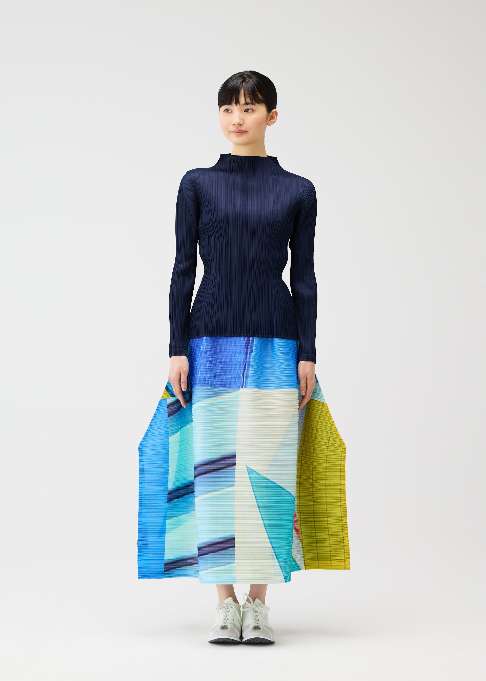 A model wears the PLEATS PLEASE ISSEY MIYAKE CITY COLLAGE prêt à porter.