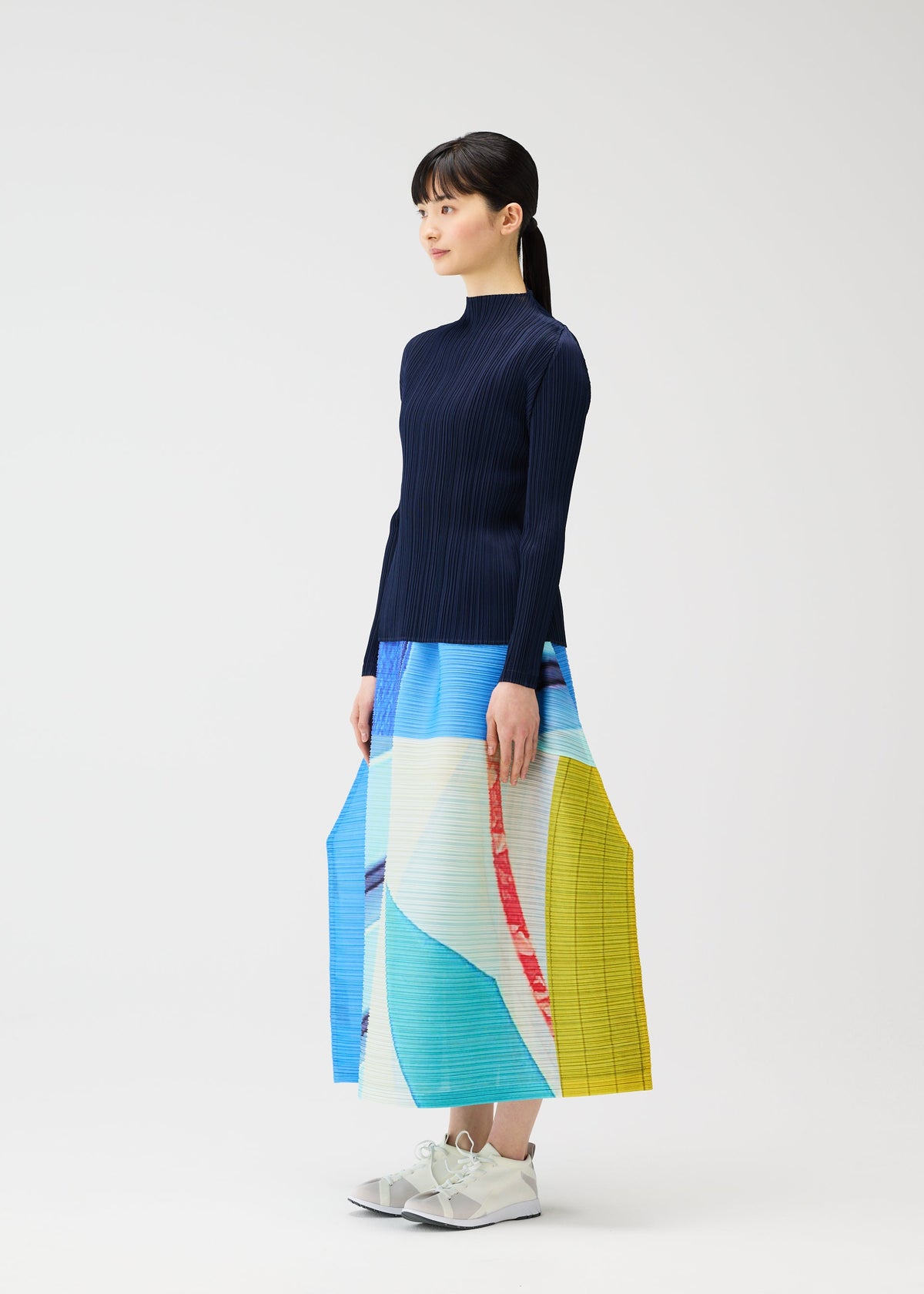 A model wears the PLEATS PLEASE ISSEY MIYAKE CITY COLLAGE prêt à porter.