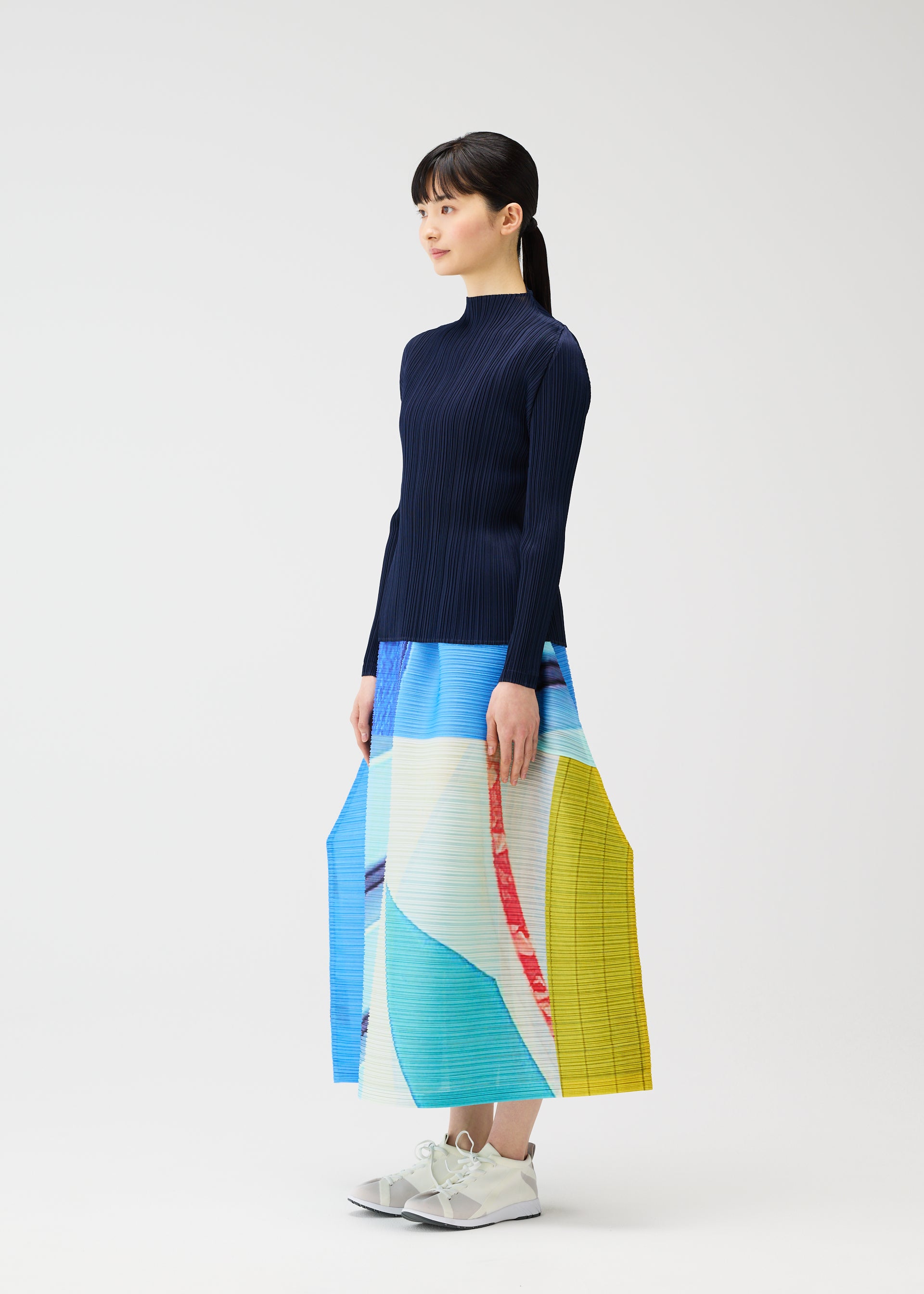 A model wears the PLEATS PLEASE ISSEY MIYAKE CITY COLLAGE prêt à porter.