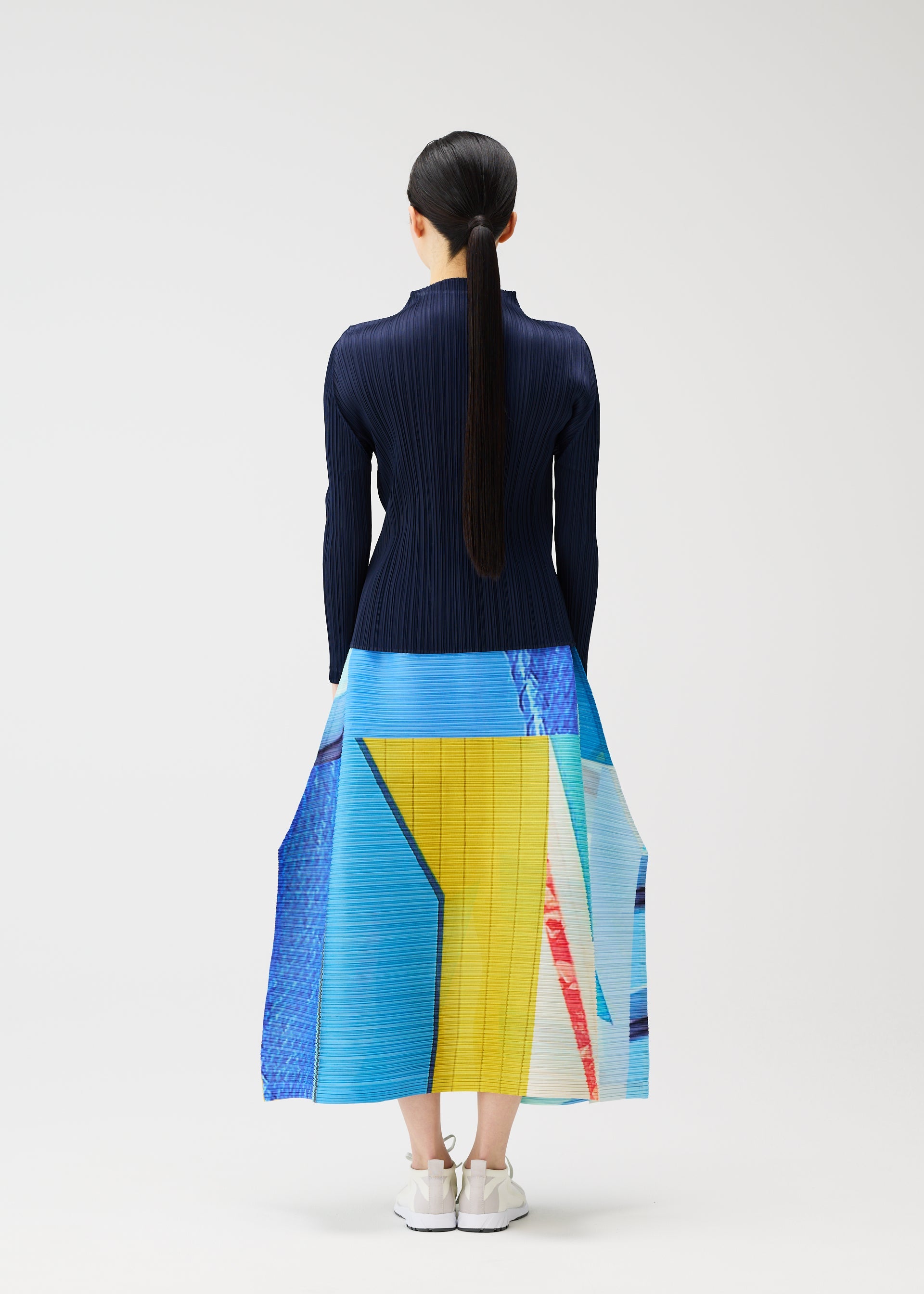 A model wears the PLEATS PLEASE ISSEY MIYAKE CITY COLLAGE prêt à porter.