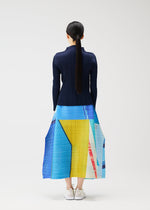A model wears the PLEATS PLEASE ISSEY MIYAKE CITY COLLAGE prêt à porter.
