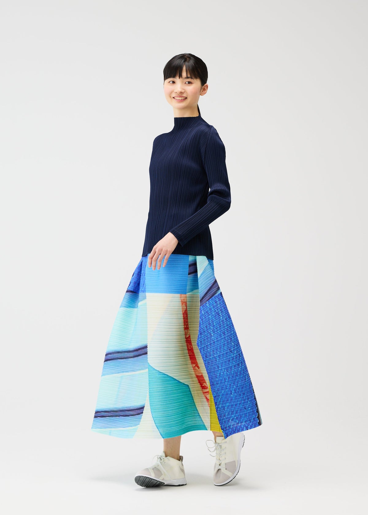 A model wears the PLEATS PLEASE ISSEY MIYAKE CITY COLLAGE prêt à porter.