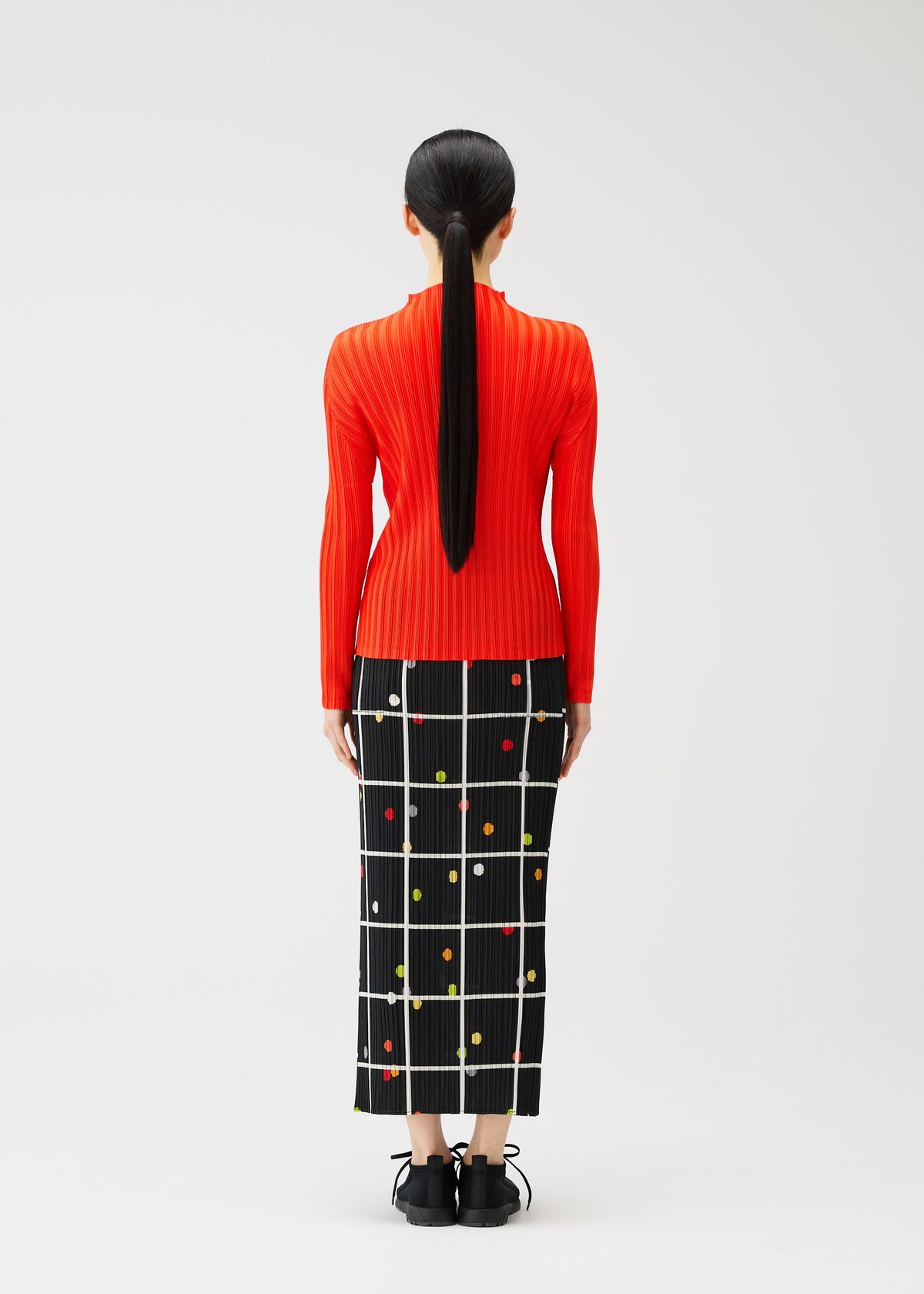 A model wears the PLEATS PLEASE ISSEY MIYAKE CROSSING DOTS prêt à porter.