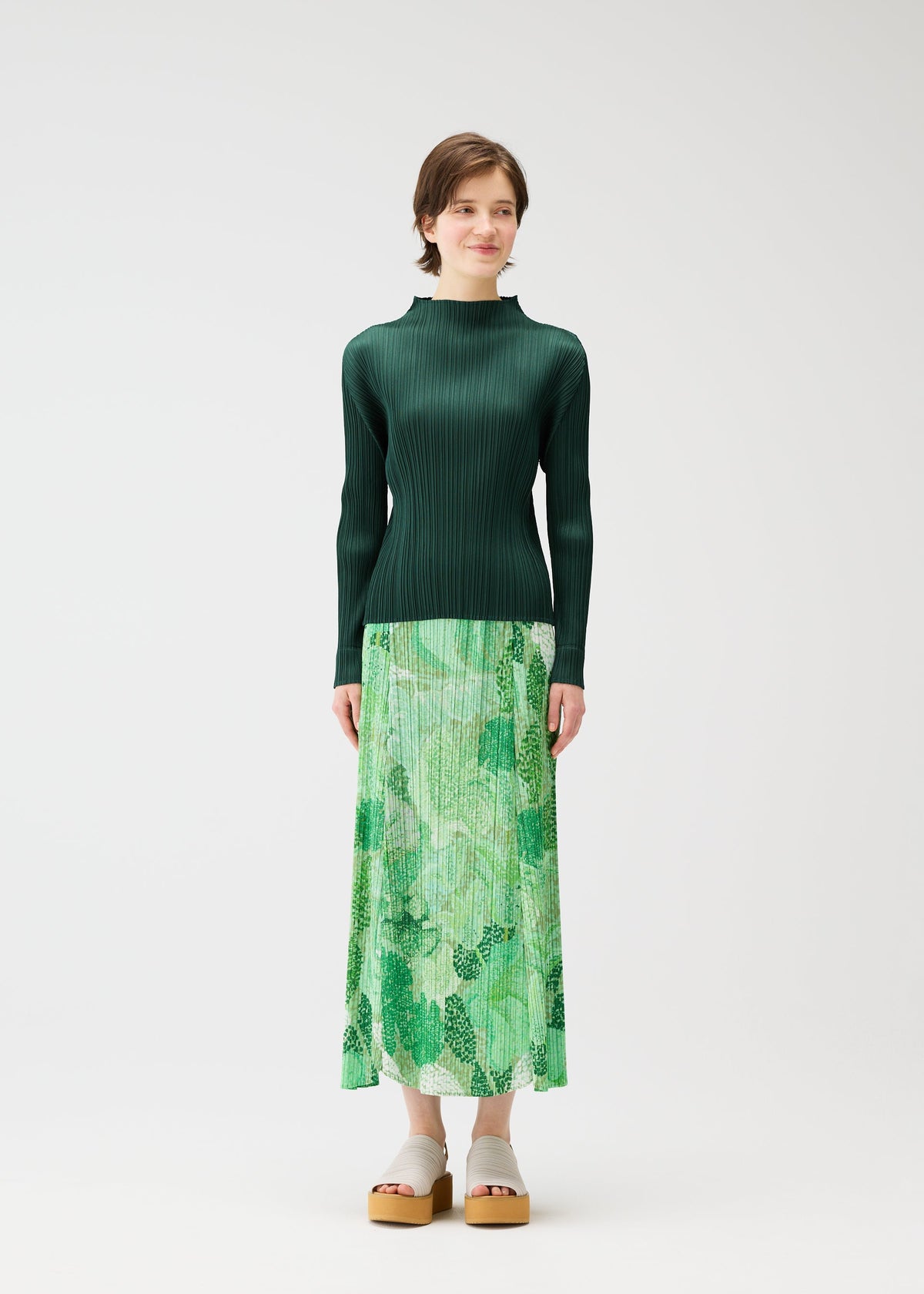 A model wears the Pleats Please Issey Miyake FOGGY FOREST prêt à porter.