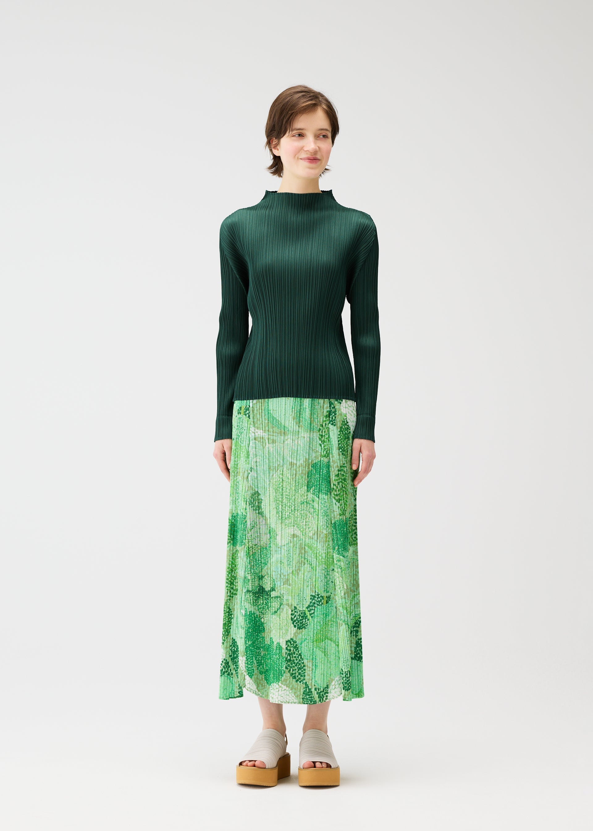A model wears the Pleats Please Issey Miyake FOGGY FOREST prêt à porter.