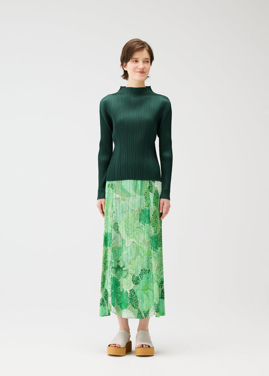 A model wears the Pleats Please Issey Miyake FOGGY FOREST prêt à porter.