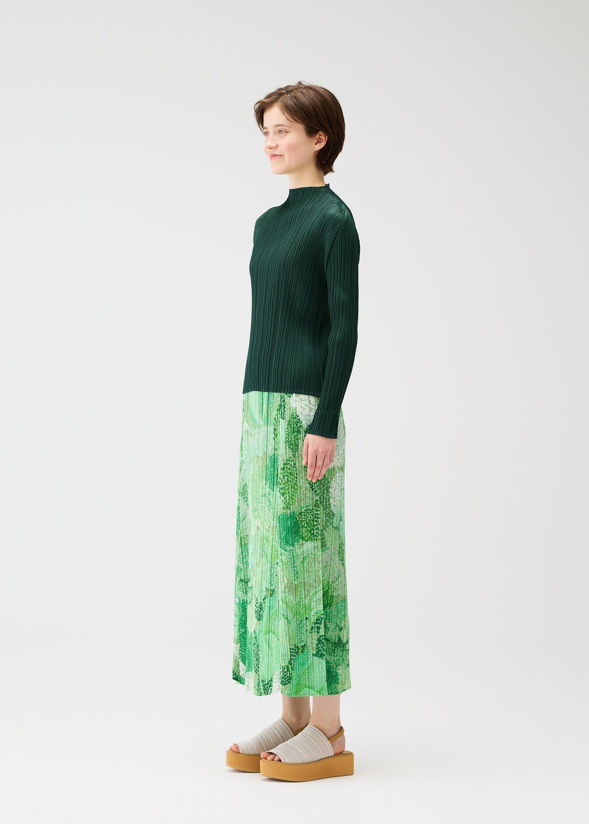 A model wears the Pleats Please Issey Miyake FOGGY FOREST prêt à porter.