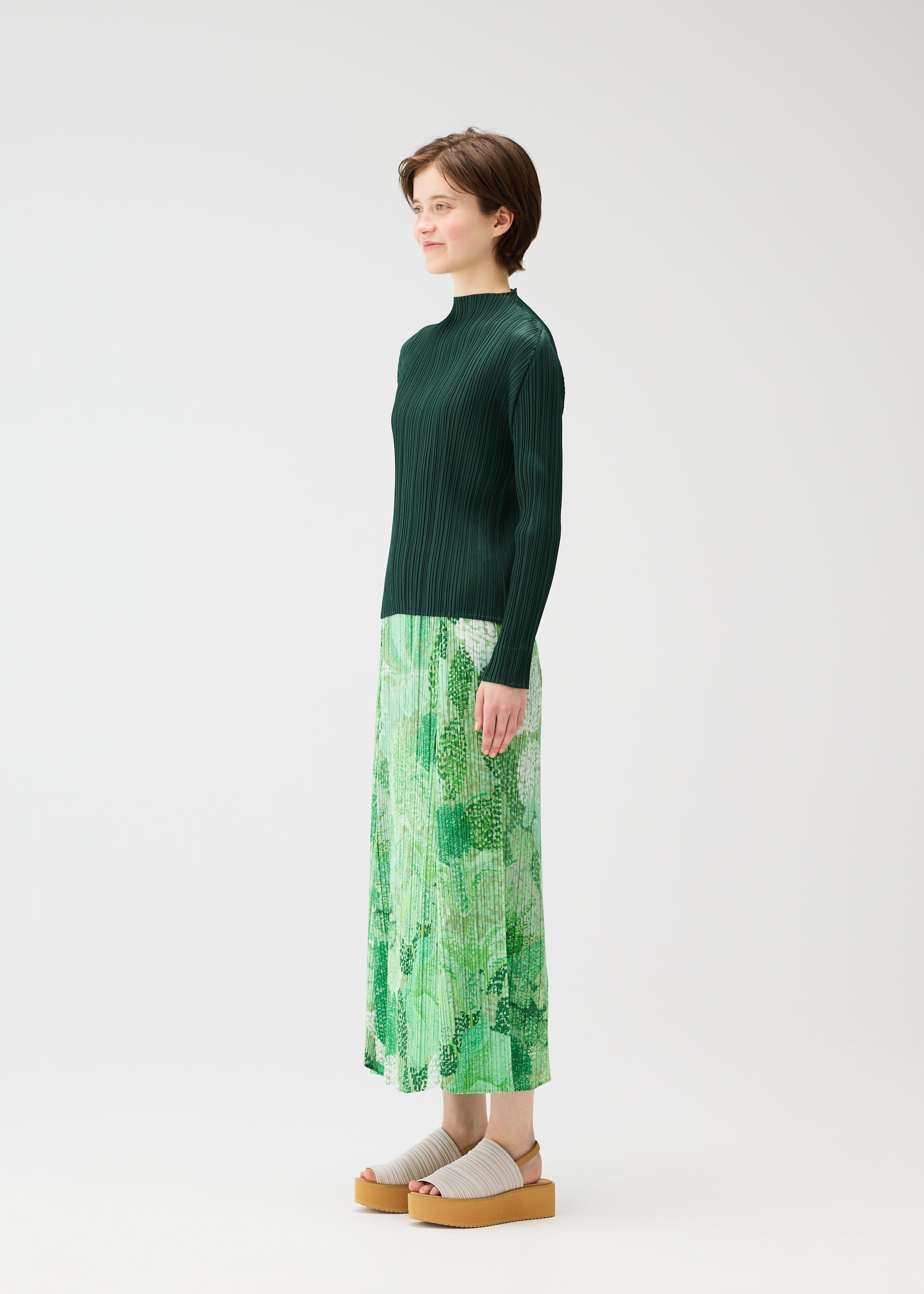 A model wears the Pleats Please Issey Miyake FOGGY FOREST prêt à porter.
