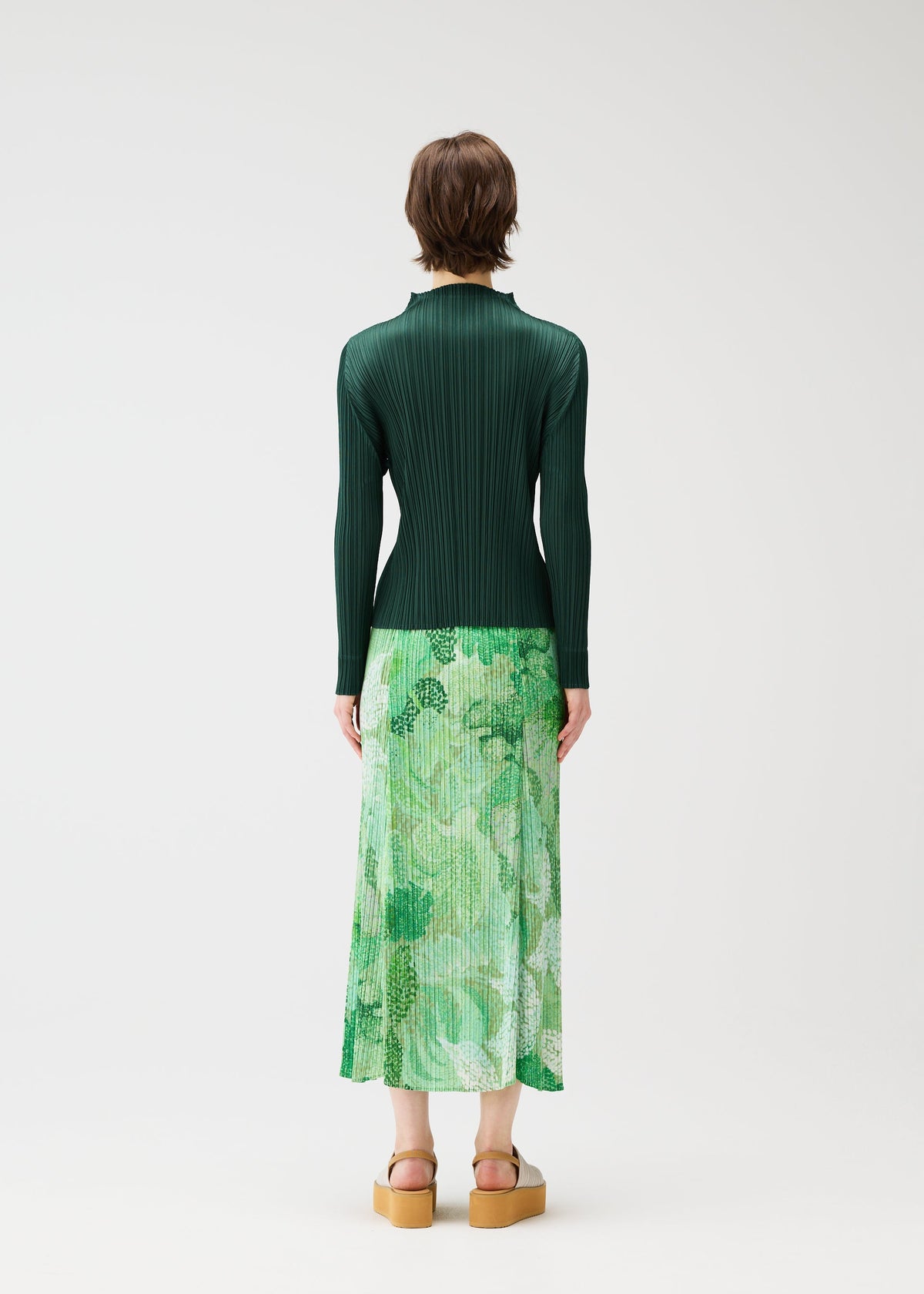 A model wears the Pleats Please Issey Miyake FOGGY FOREST prêt à porter.