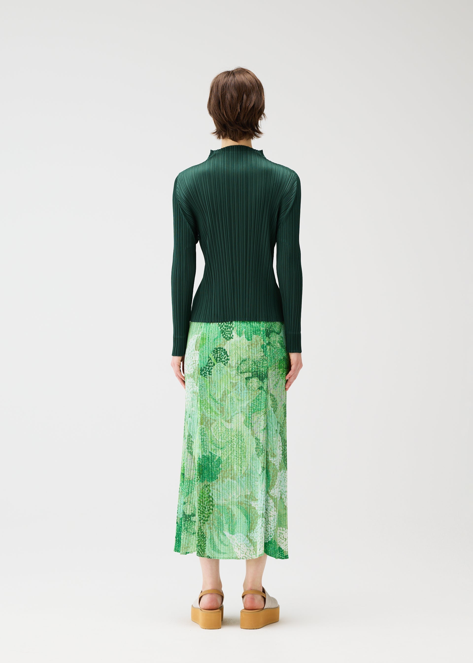 A model wears the Pleats Please Issey Miyake FOGGY FOREST prêt à porter.