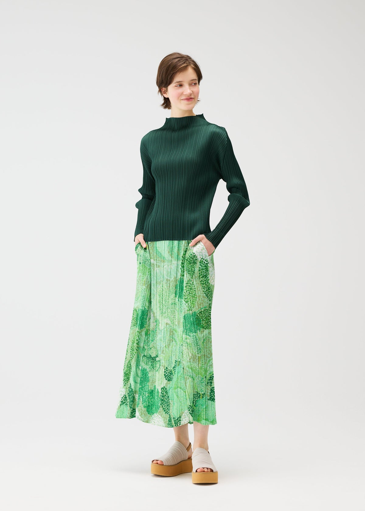 A model wears the Pleats Please Issey Miyake FOGGY FOREST prêt à porter.