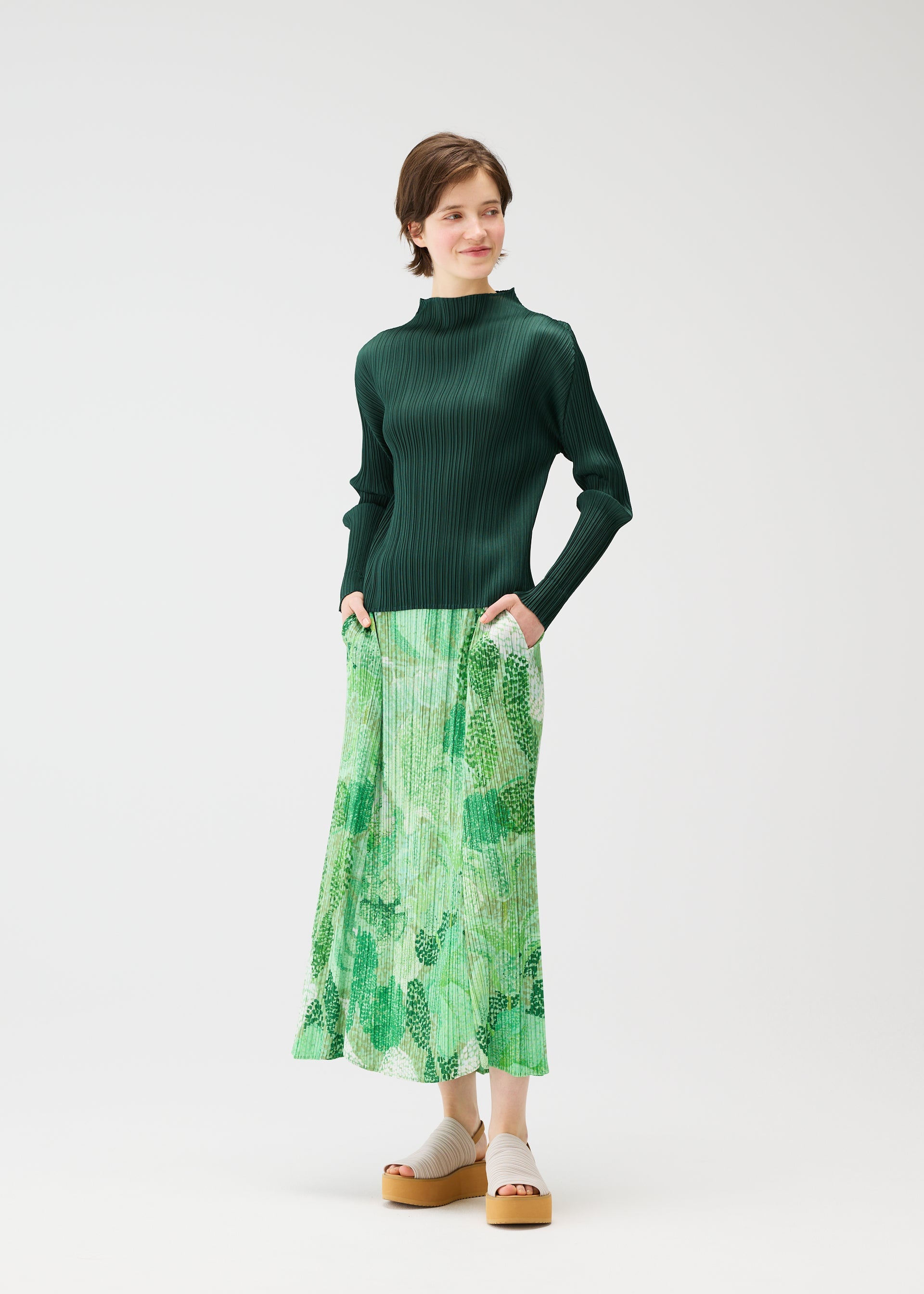 A model wears the Pleats Please Issey Miyake FOGGY FOREST prêt à porter.