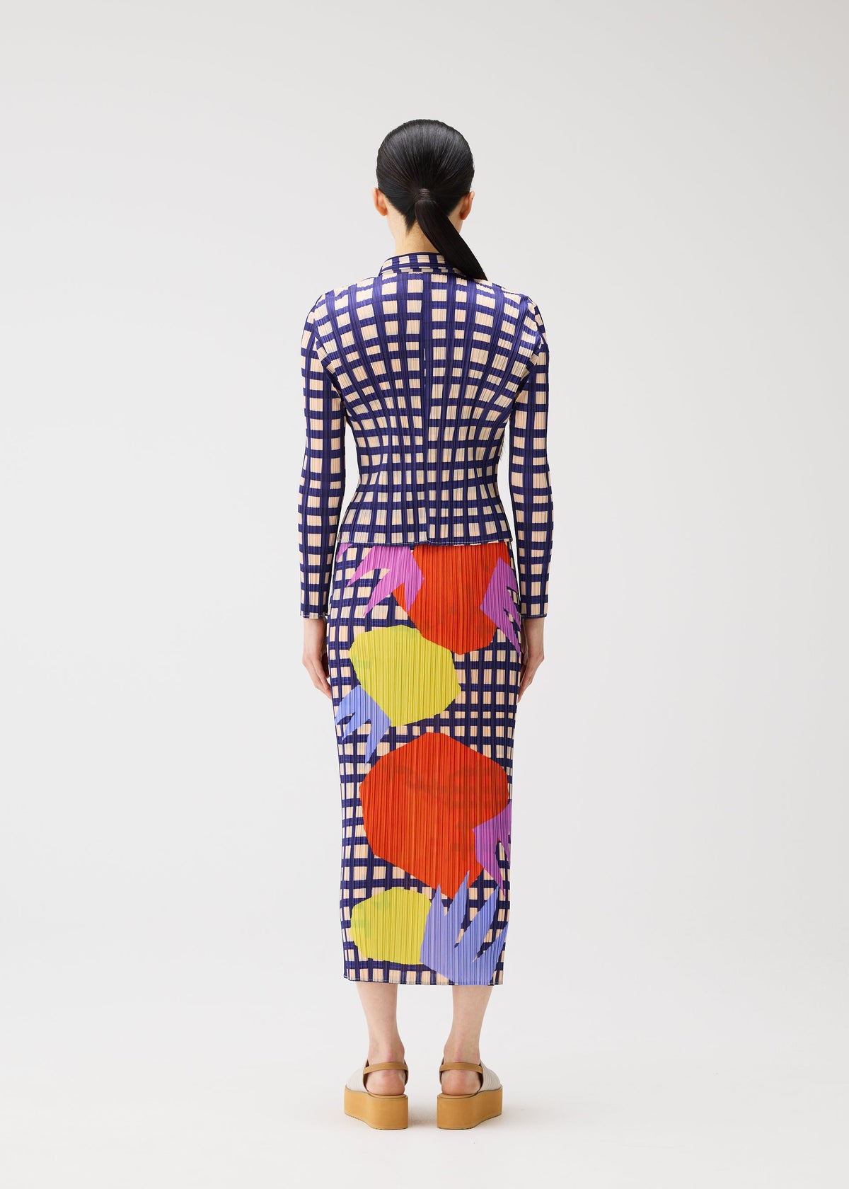 A model wears the PLEATS PLEASE ISSEY MIYAKE MARKET market-skirt-potato.