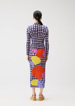 A model wears the PLEATS PLEASE ISSEY MIYAKE MARKET market-skirt-potato.