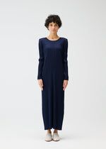 A model wears the PLEATS PLEASE ISSEY MIYAKE MONTHLY COLORS JANUARY prêt à porter.