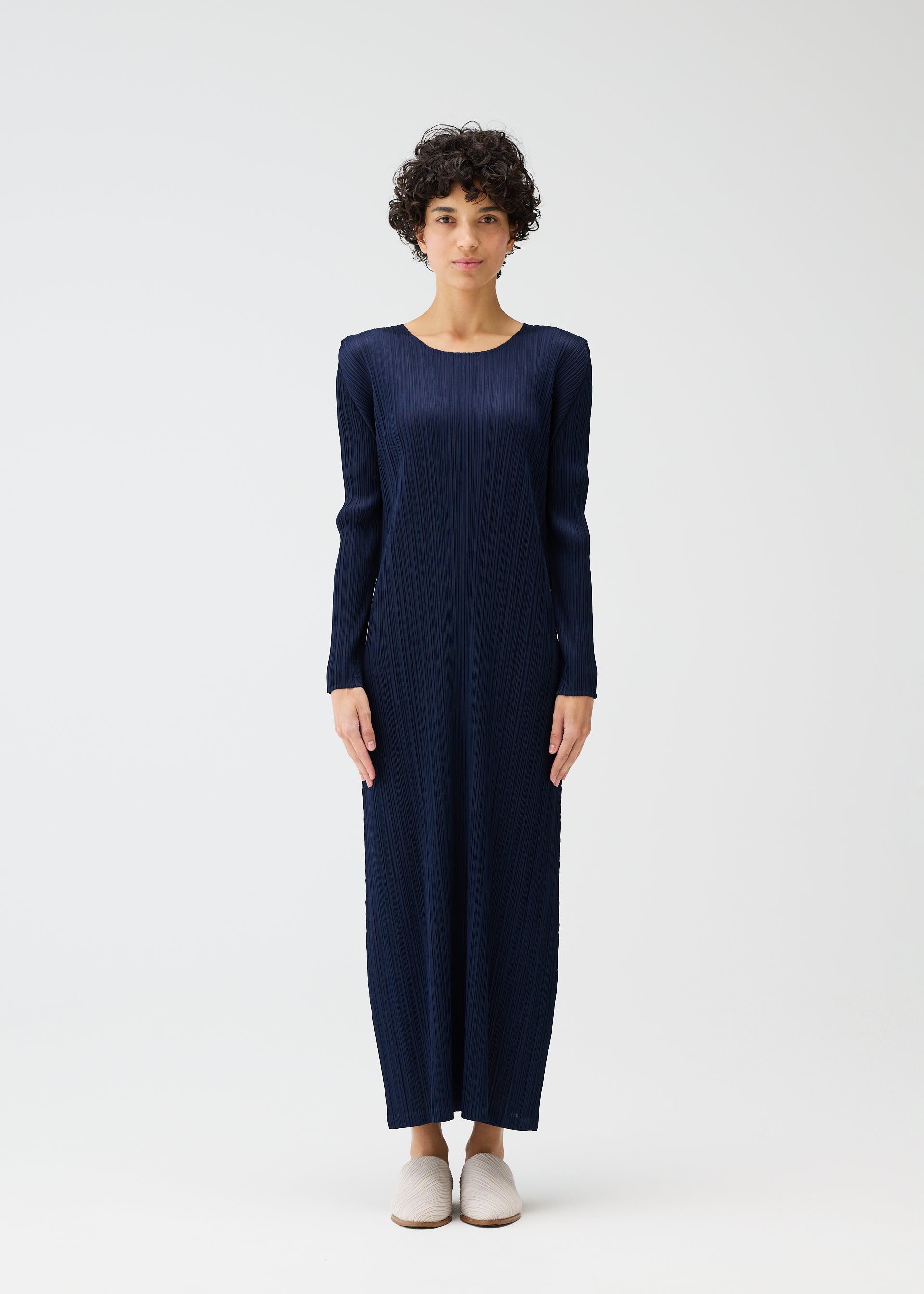 A model wears the PLEATS PLEASE ISSEY MIYAKE MONTHLY COLORS JANUARY prêt à porter.
