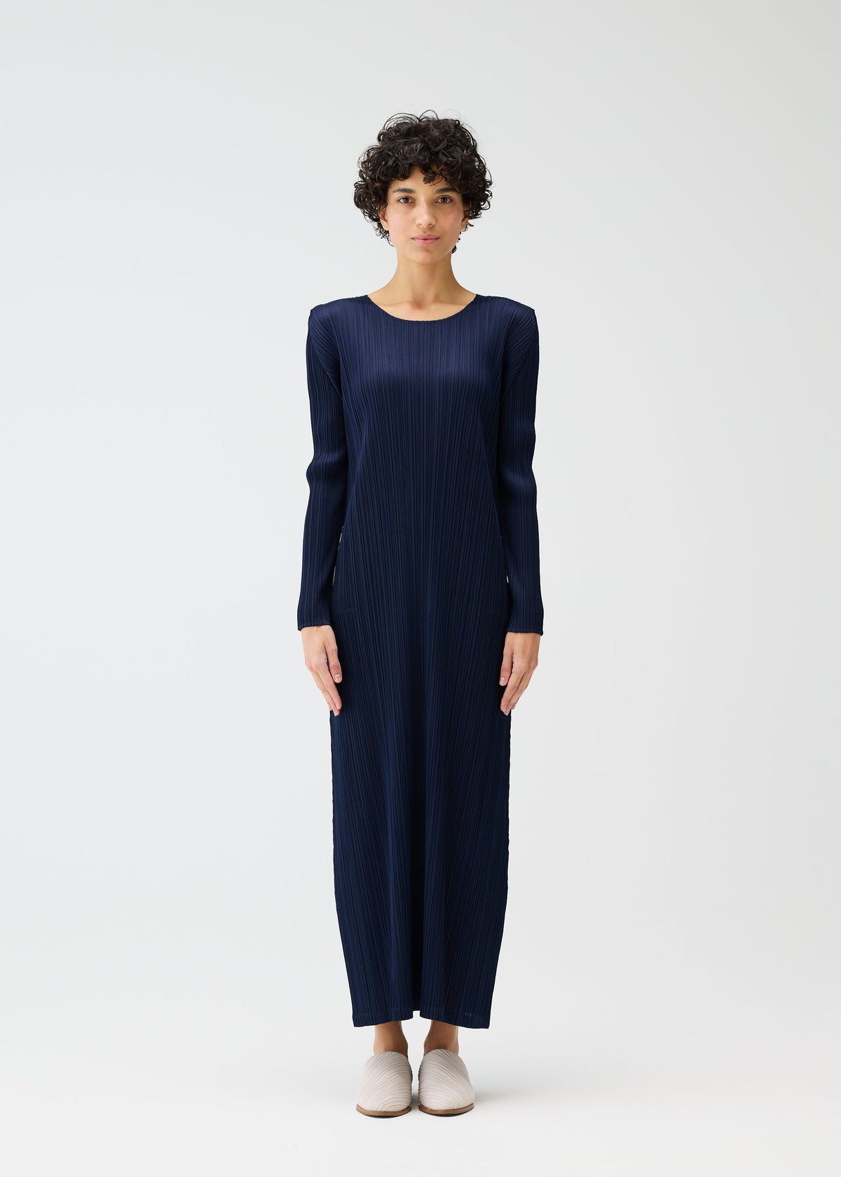 A model wears the PLEATS PLEASE ISSEY MIYAKE MONTHLY COLORS JANUARY prêt à porter.