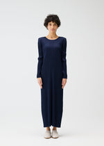 A model wears the PLEATS PLEASE ISSEY MIYAKE MONTHLY COLORS JANUARY prêt à porter.