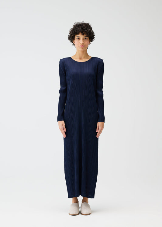 A model wears the PLEATS PLEASE ISSEY MIYAKE MONTHLY COLORS JANUARY prêt à porter.