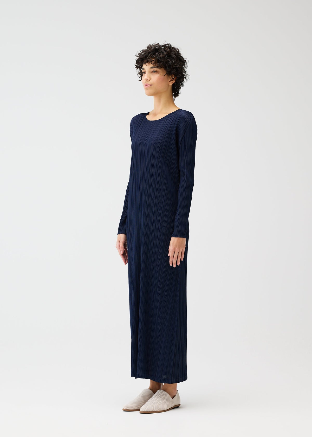 A model wears the PLEATS PLEASE ISSEY MIYAKE MONTHLY COLORS JANUARY prêt à porter.