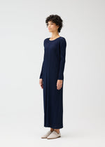 A model wears the PLEATS PLEASE ISSEY MIYAKE MONTHLY COLORS JANUARY prêt à porter.