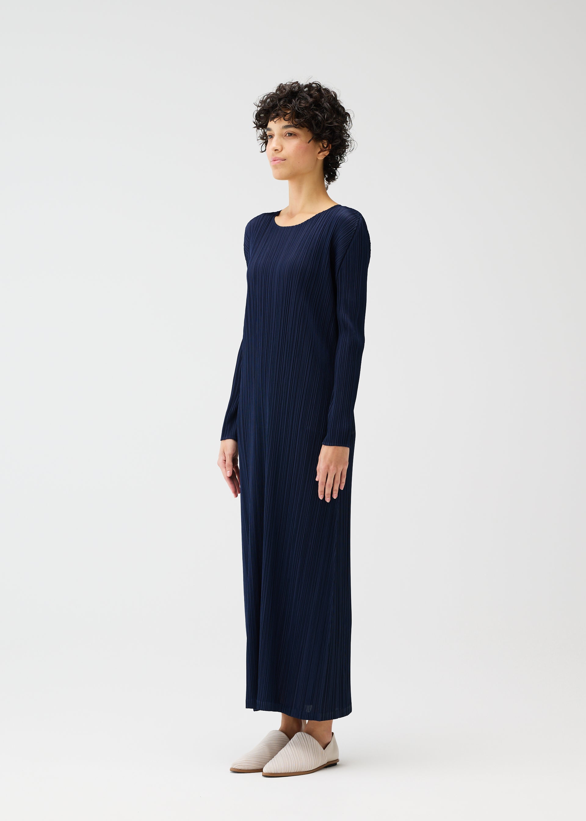 A model wears the PLEATS PLEASE ISSEY MIYAKE MONTHLY COLORS JANUARY prêt à porter.