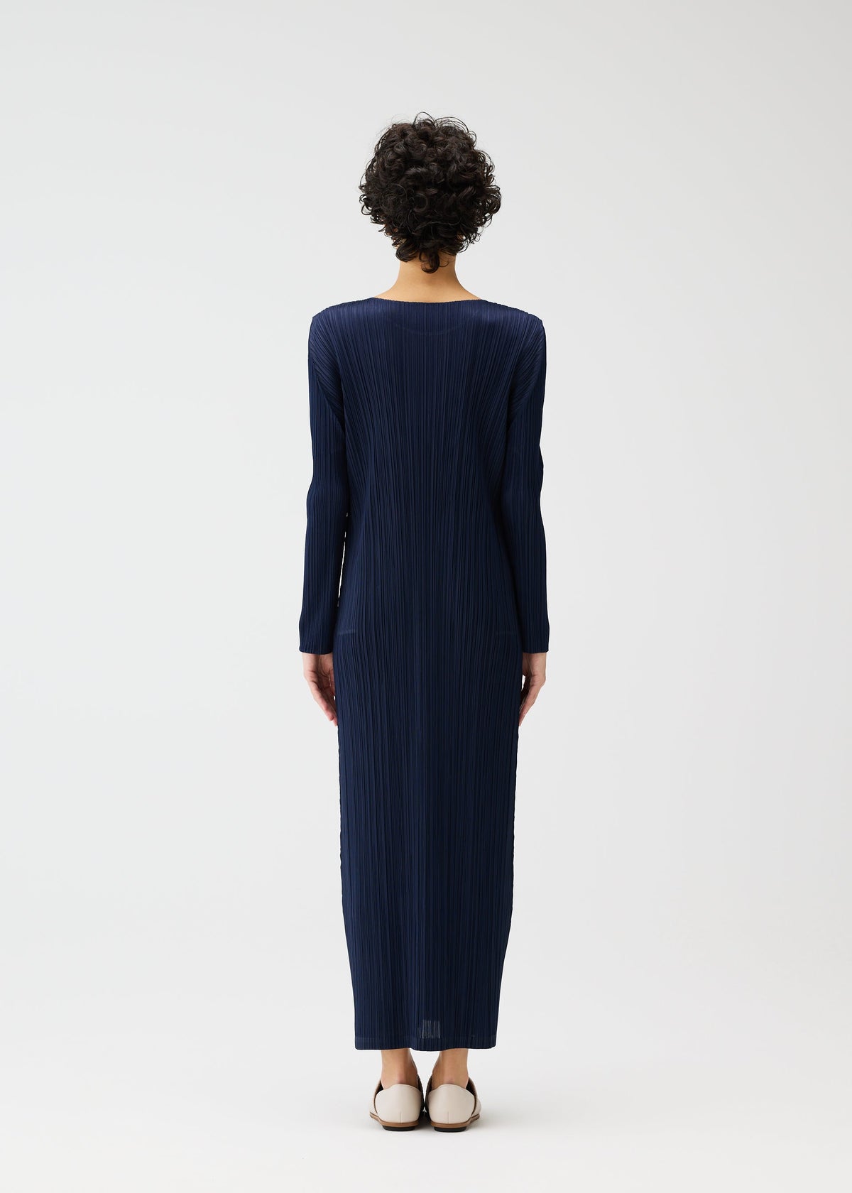 A model wears the PLEATS PLEASE ISSEY MIYAKE MONTHLY COLORS JANUARY prêt à porter.