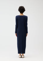 A model wears the PLEATS PLEASE ISSEY MIYAKE MONTHLY COLORS JANUARY prêt à porter.