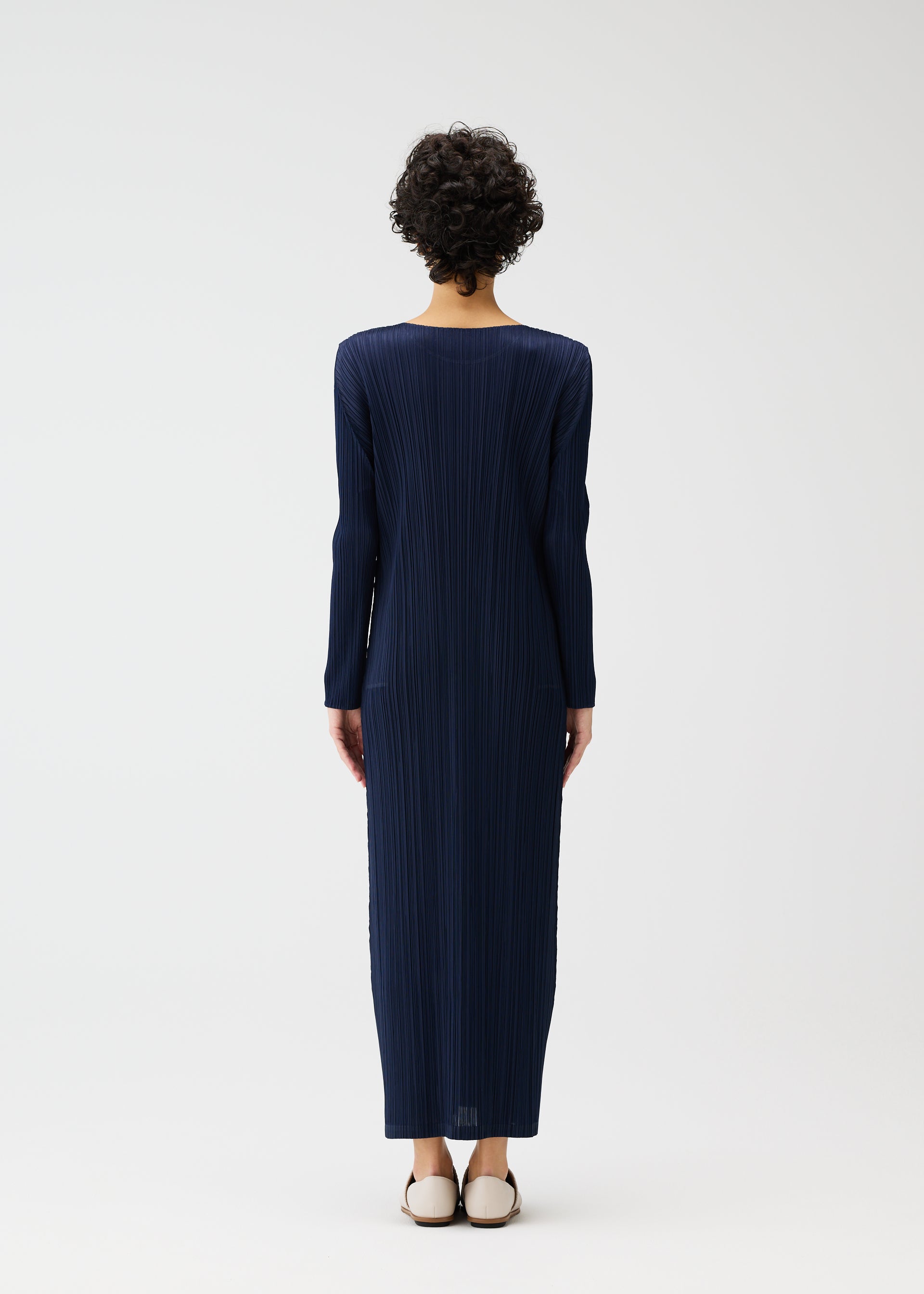 A model wears the PLEATS PLEASE ISSEY MIYAKE MONTHLY COLORS JANUARY prêt à porter.