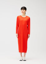 A model wears the PLEATS PLEASE ISSEY MIYAKE MONTHLY COLORS FEBRUARY prêt à porter.