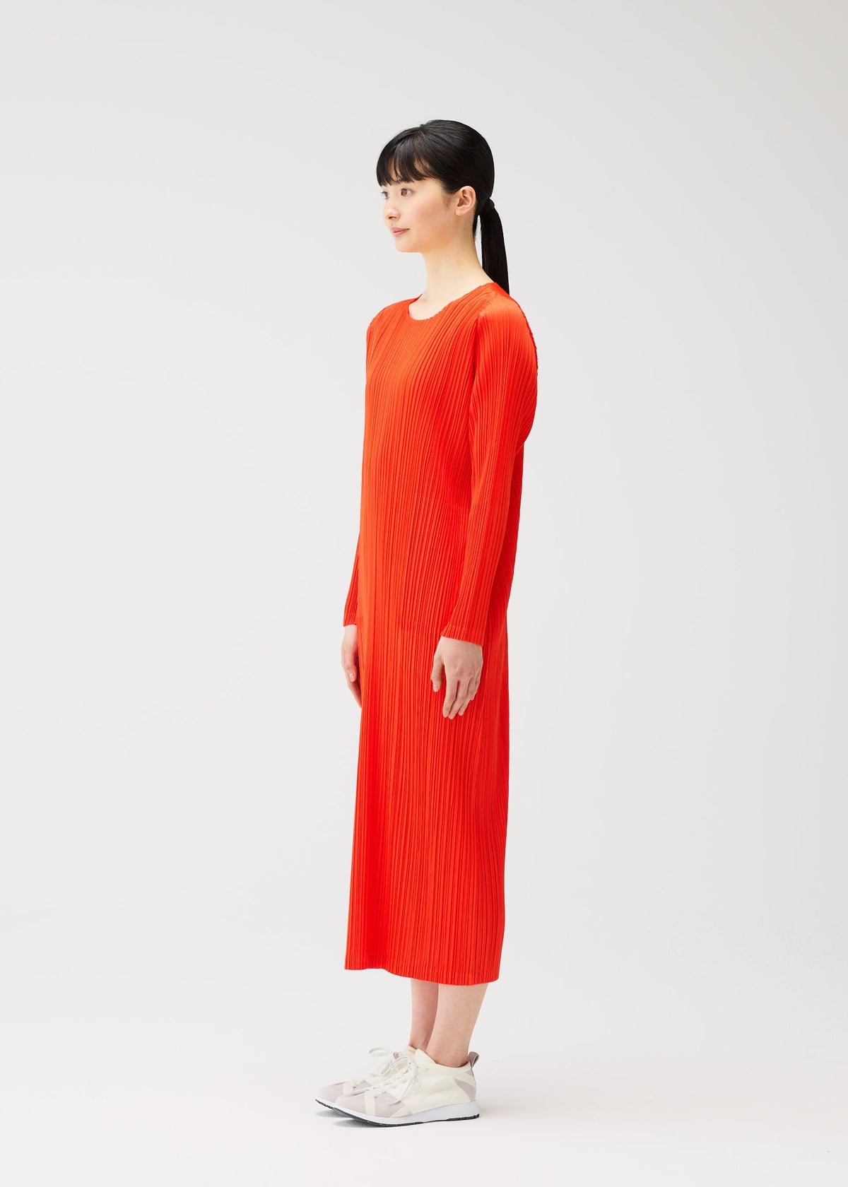 A model wears the PLEATS PLEASE ISSEY MIYAKE MONTHLY COLORS FEBRUARY prêt à porter.