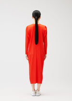 A model wears the PLEATS PLEASE ISSEY MIYAKE MONTHLY COLORS FEBRUARY prêt à porter.