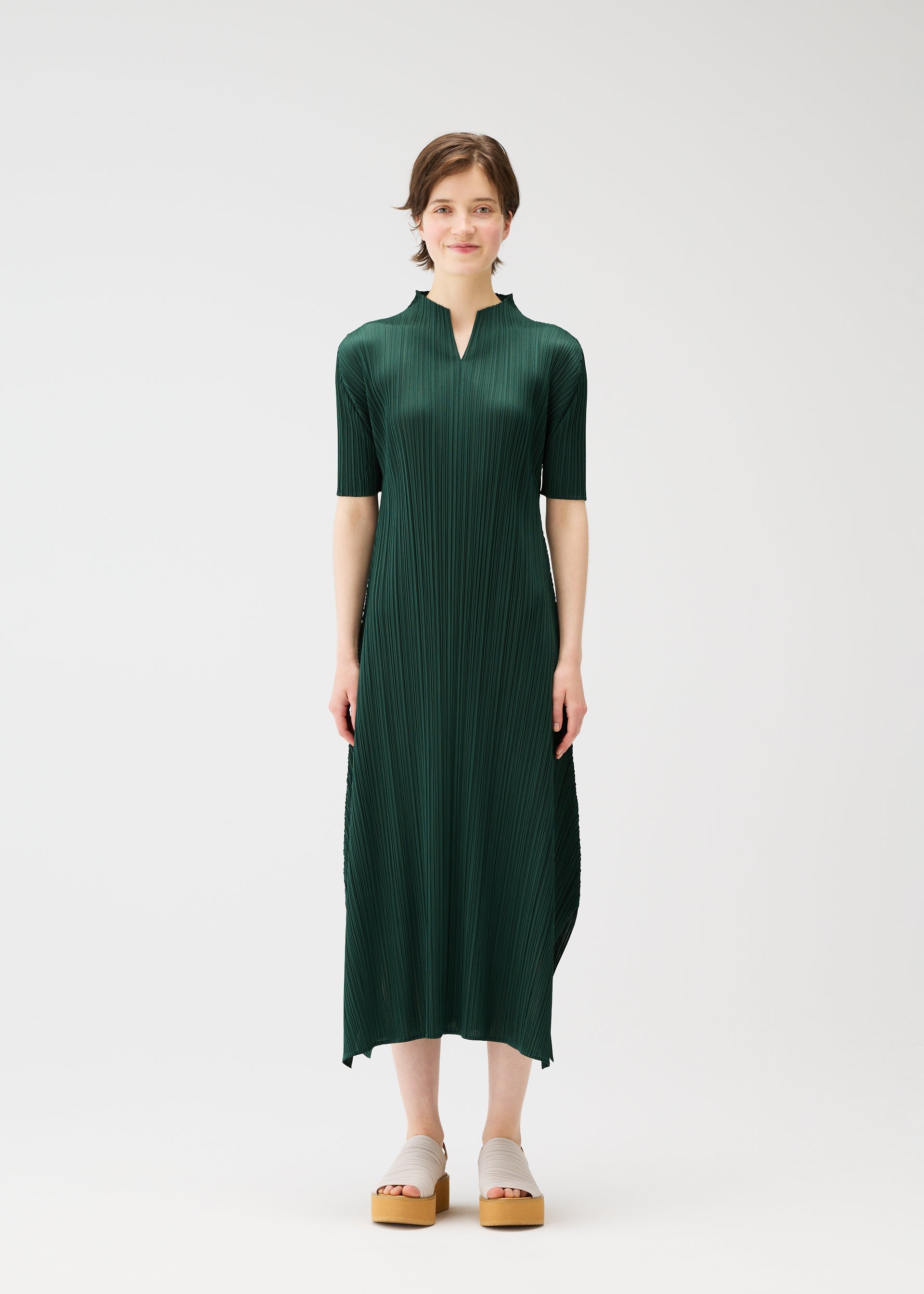 A model wears the Pleats Please Issey Miyake MONTHLY COLORS MARCH prêt à porter.