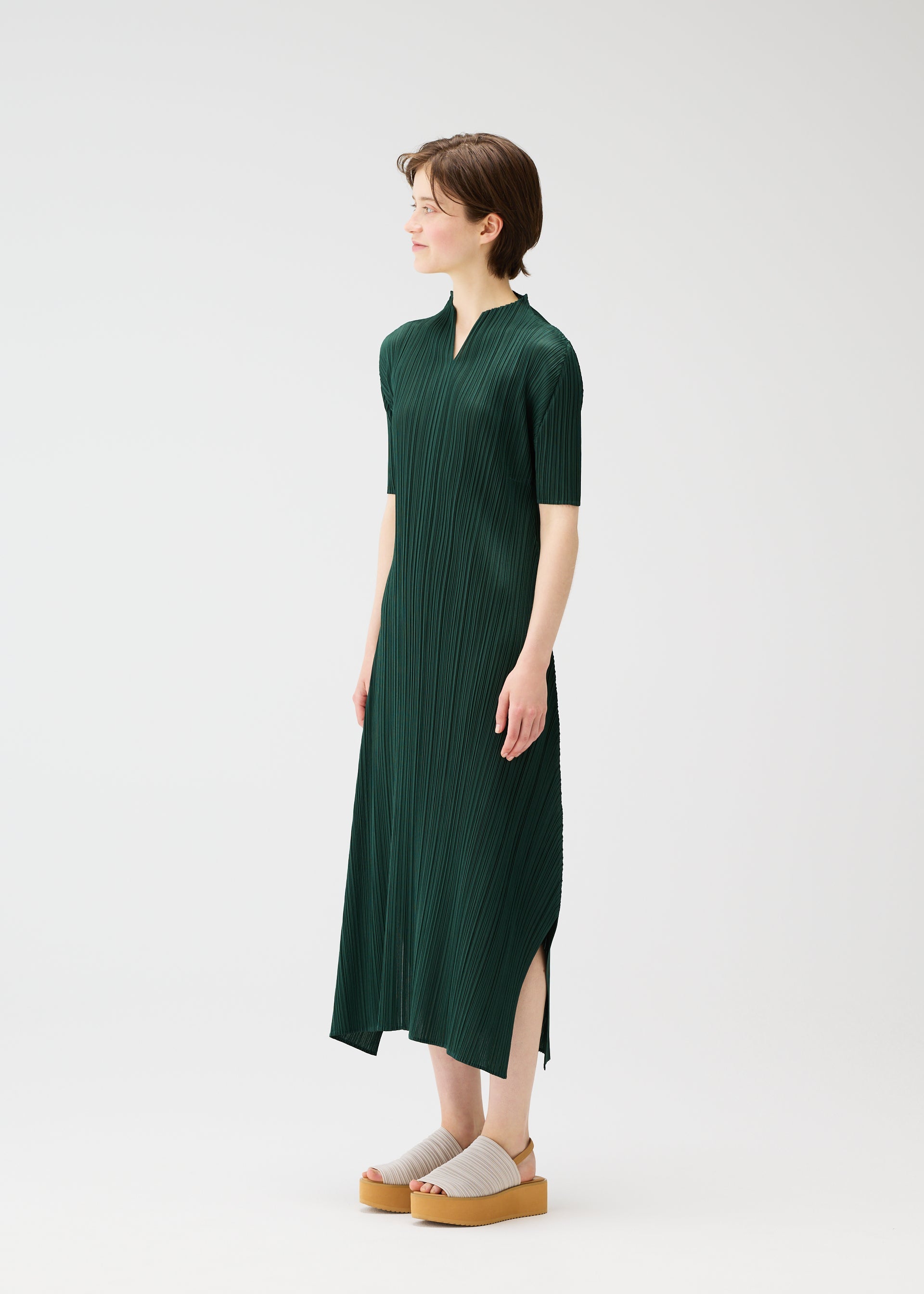 A model wears the Pleats Please Issey Miyake MONTHLY COLORS MARCH prêt à porter.