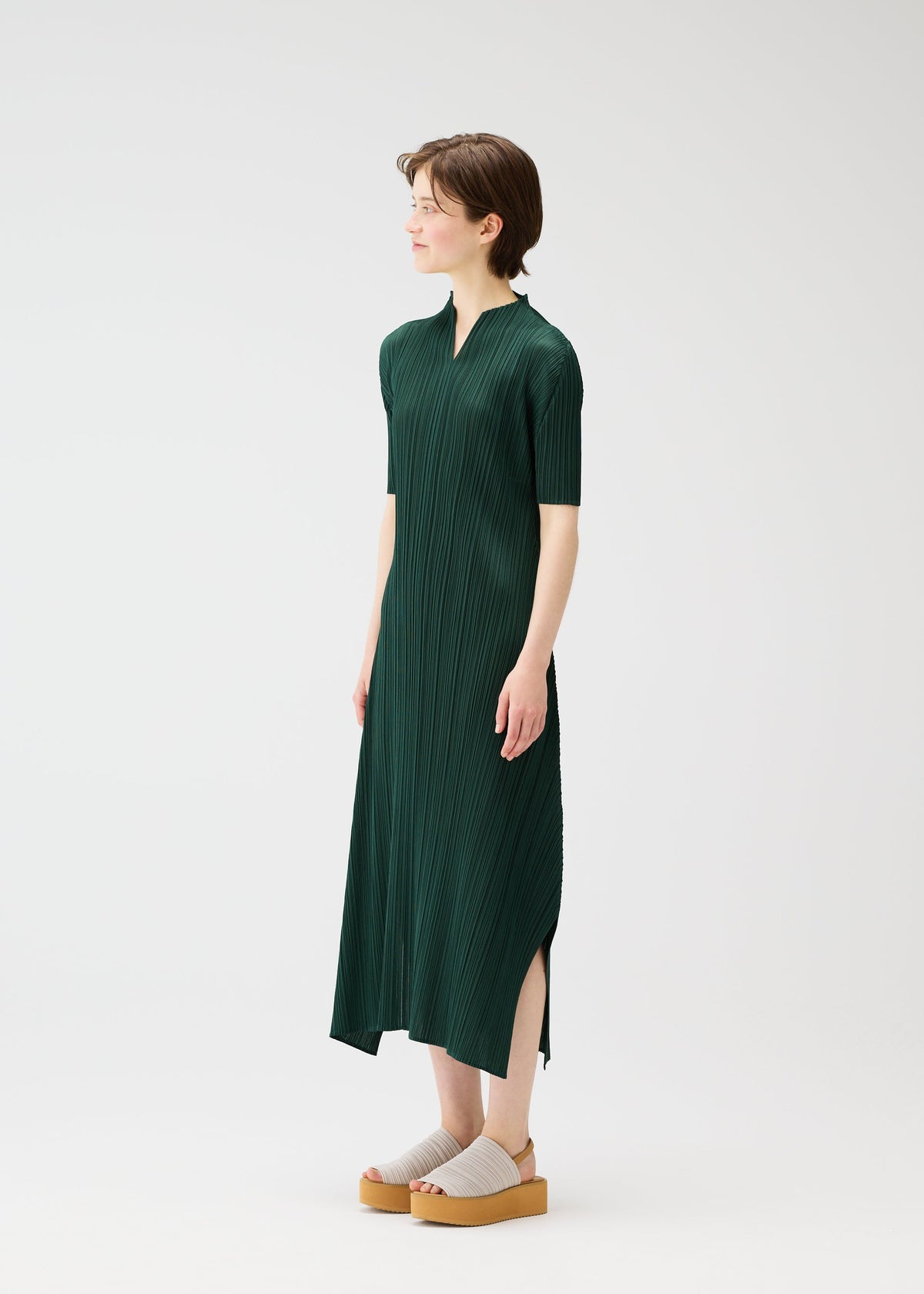 A model wears the Pleats Please Issey Miyake MONTHLY COLORS MARCH prêt à porter.