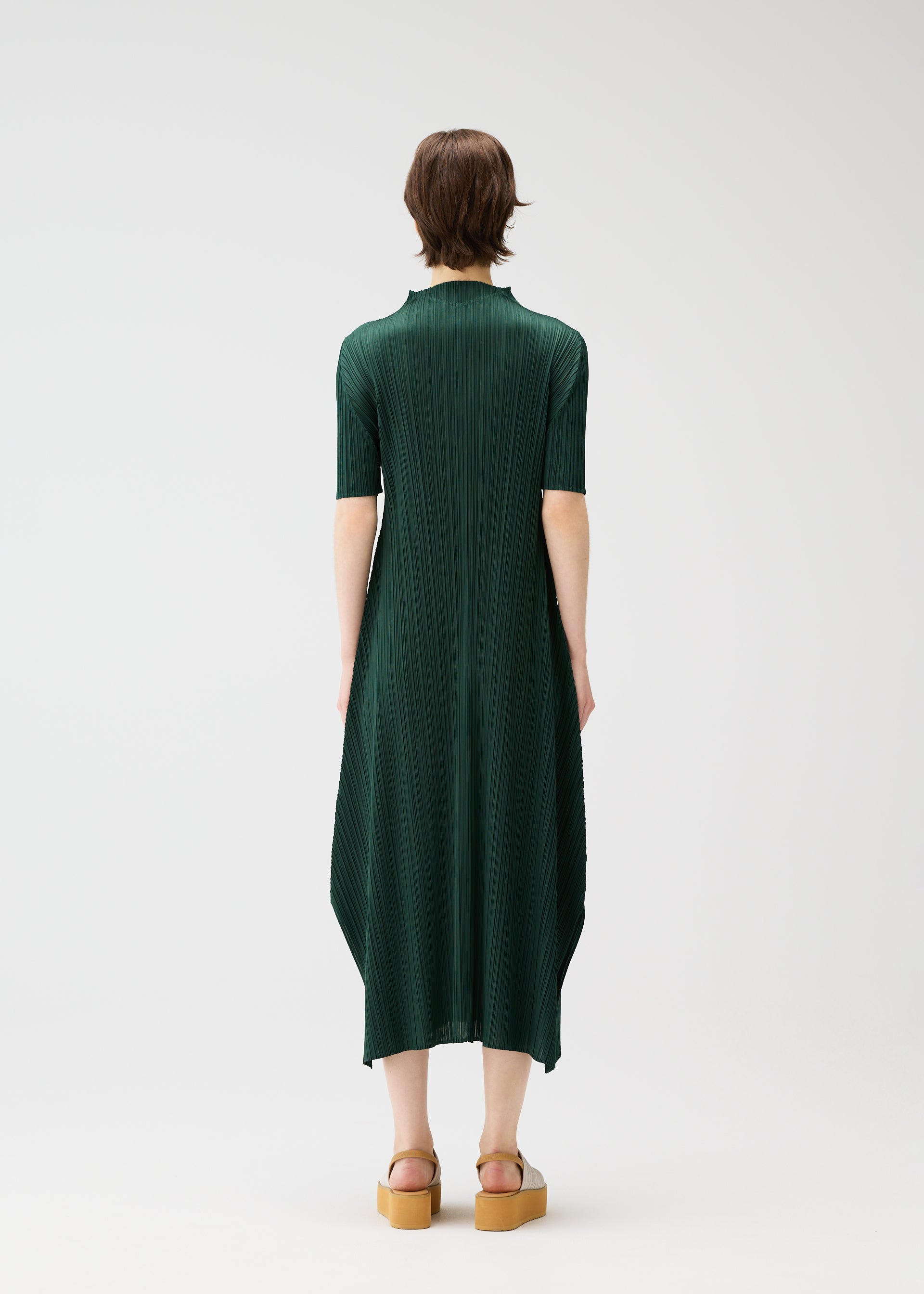 A model wears the Pleats Please Issey Miyake MONTHLY COLORS MARCH prêt à porter.