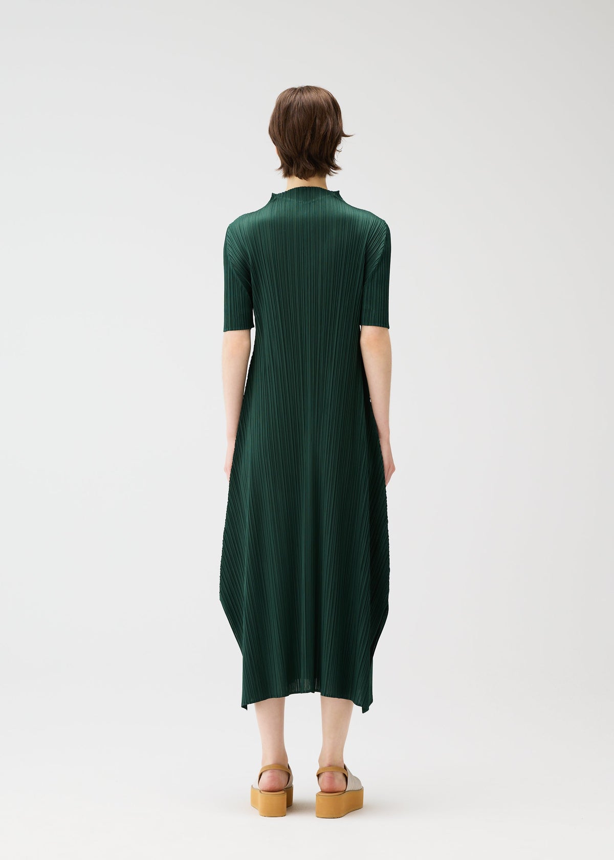 A model wears the Pleats Please Issey Miyake MONTHLY COLORS MARCH prêt à porter.