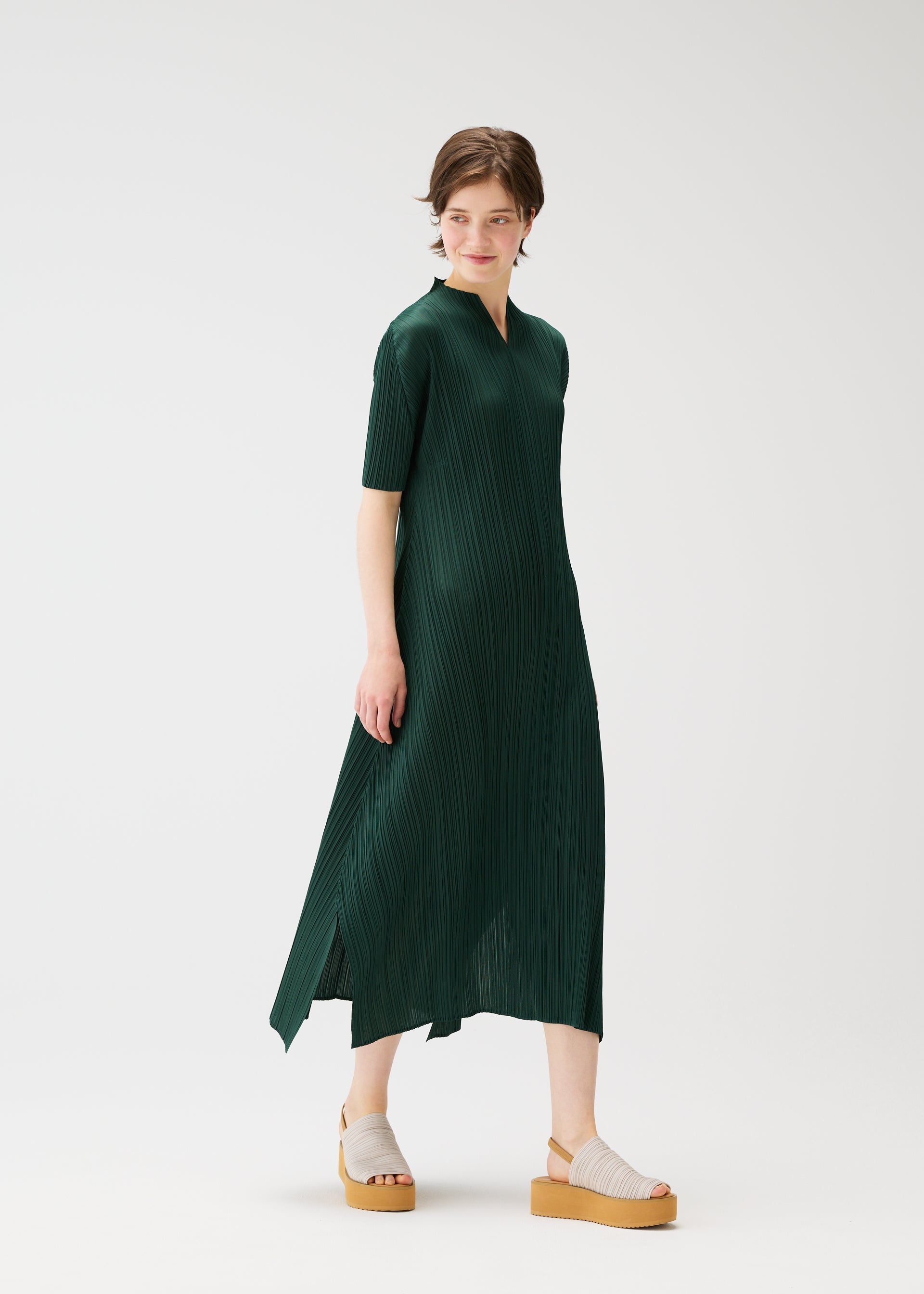 A model wears the Pleats Please Issey Miyake MONTHLY COLORS MARCH prêt à porter.