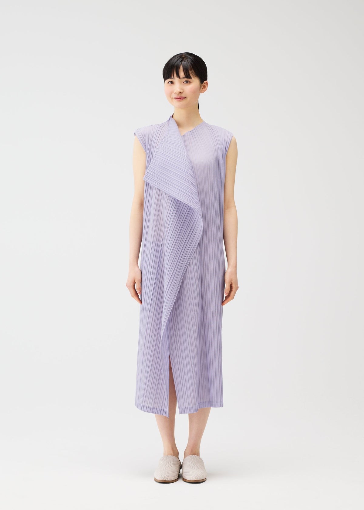 A model wears the Pleats Please Issey Miyake RAMIE PLEATS prêt à porter.