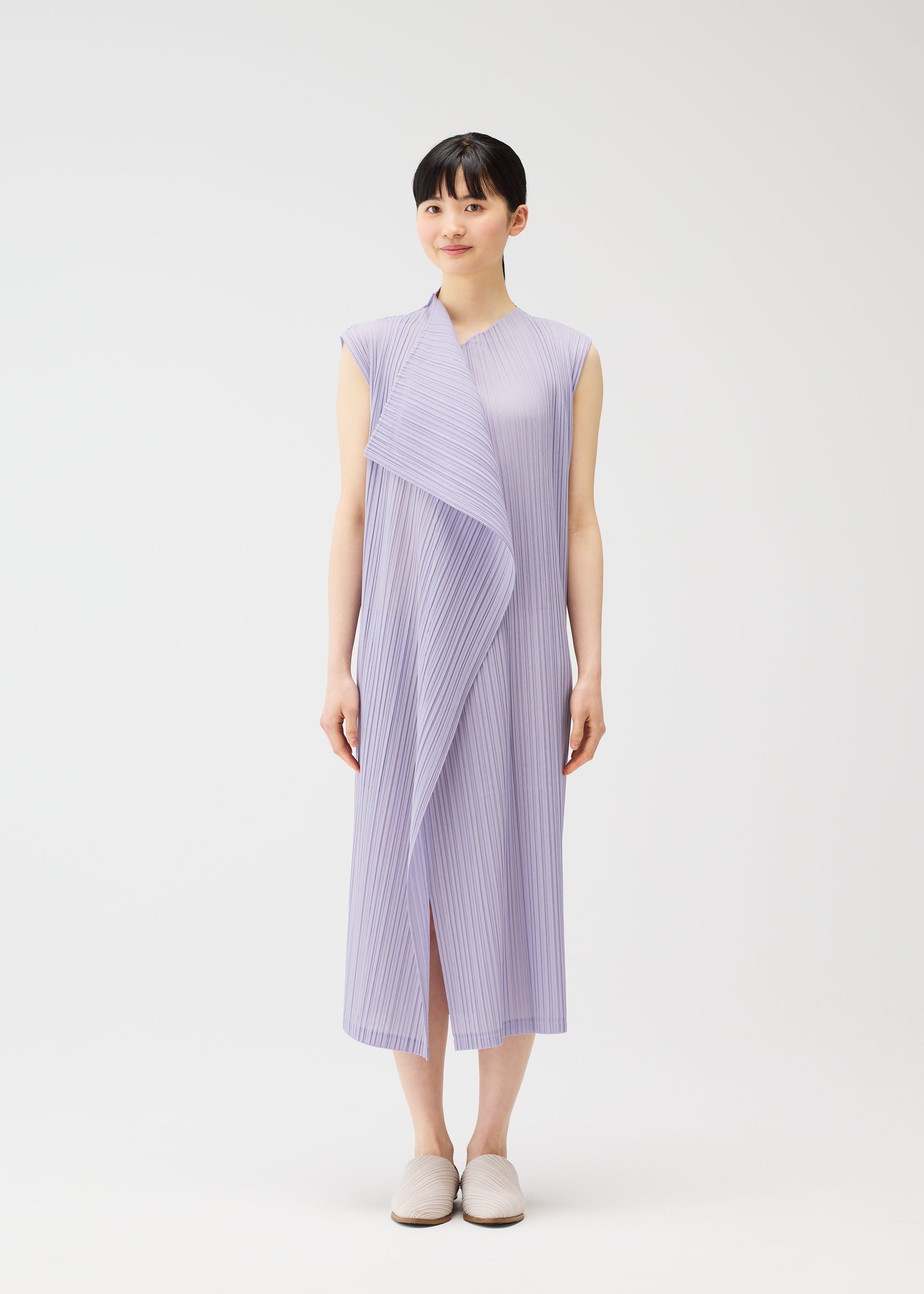 A model wears the Pleats Please Issey Miyake RAMIE PLEATS prêt à porter.