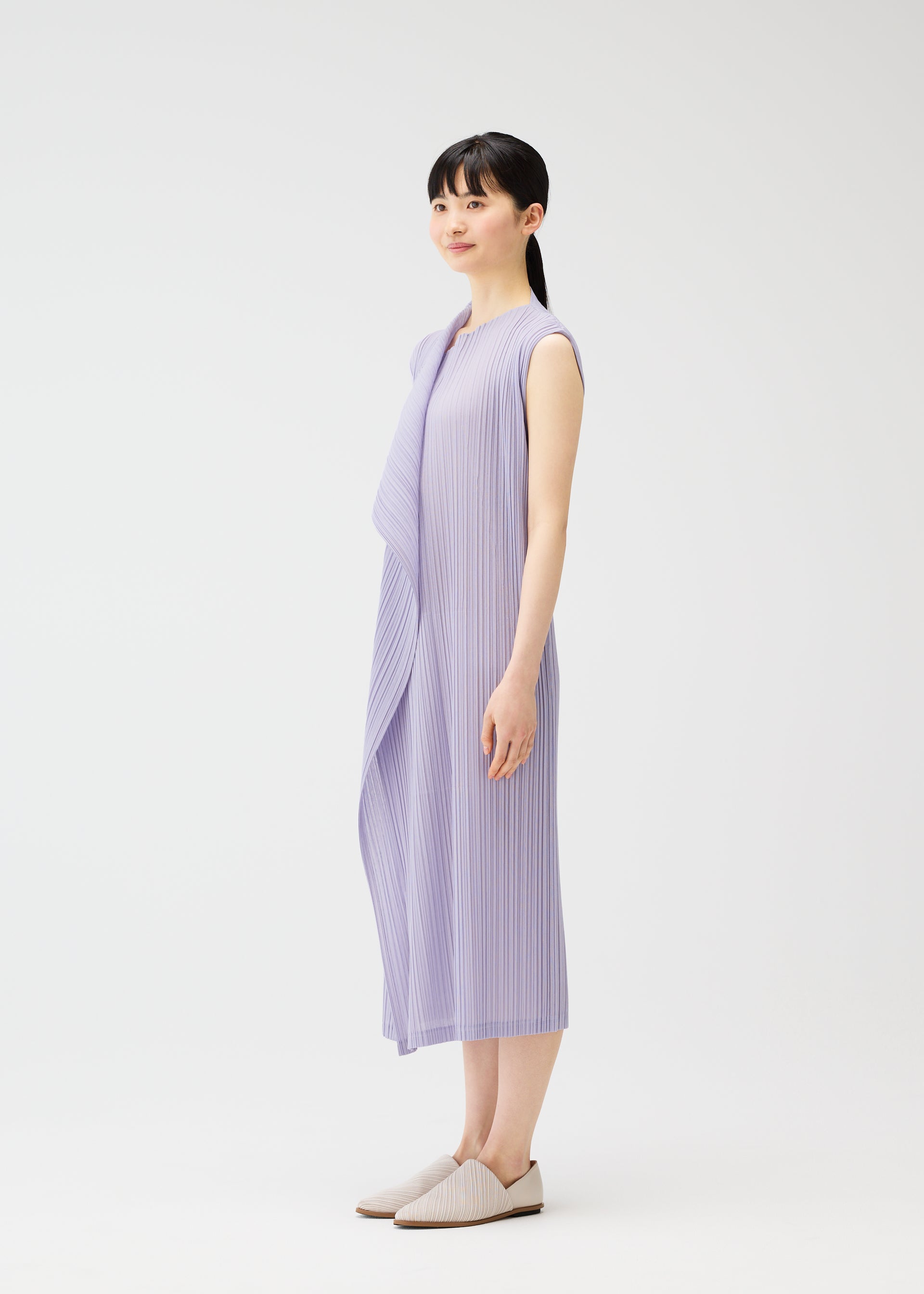 A model wears the Pleats Please Issey Miyake RAMIE PLEATS prêt à porter.