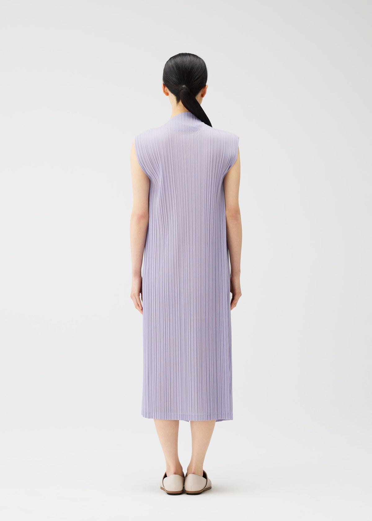 A model wears the Pleats Please Issey Miyake RAMIE PLEATS prêt à porter.