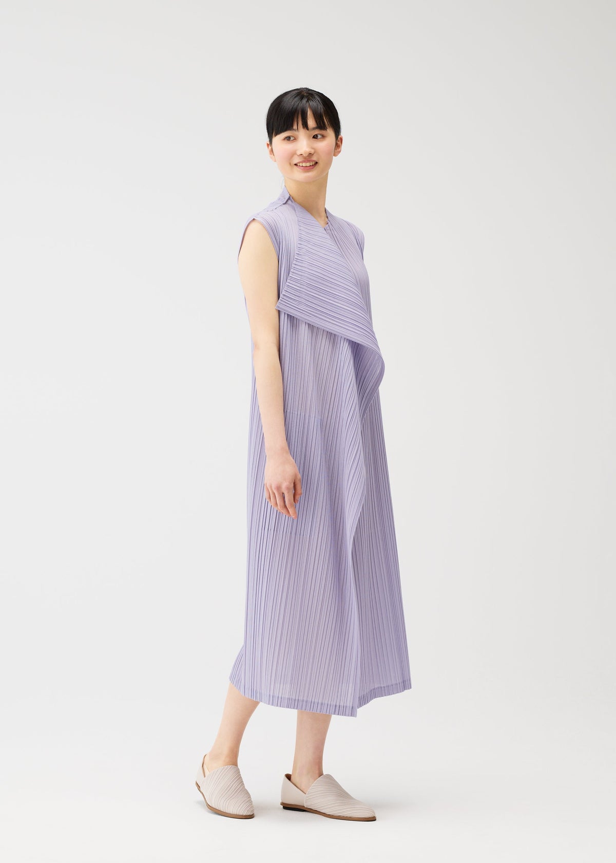 A model wears the Pleats Please Issey Miyake RAMIE PLEATS prêt à porter.