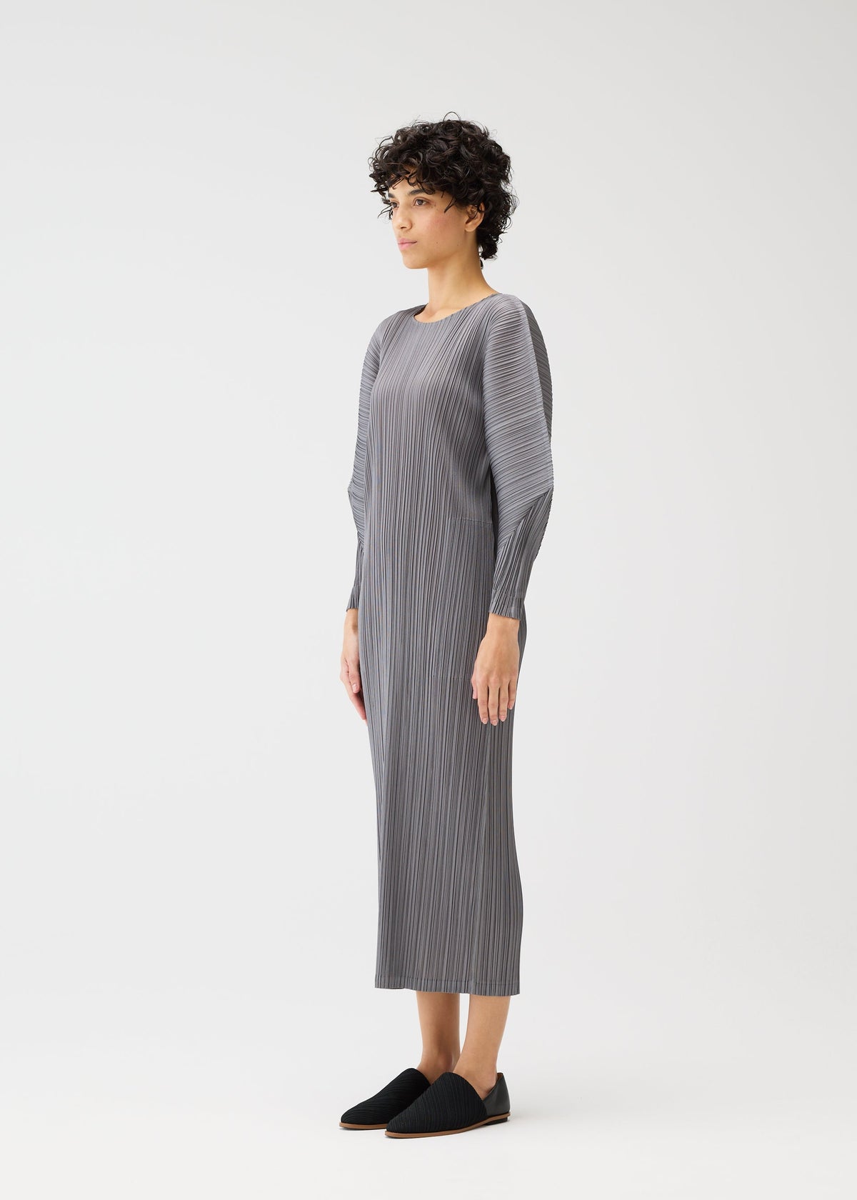A model wears the PLEATS PLEASE ISSEY MIYAKE SKYLINE prêt à porter.