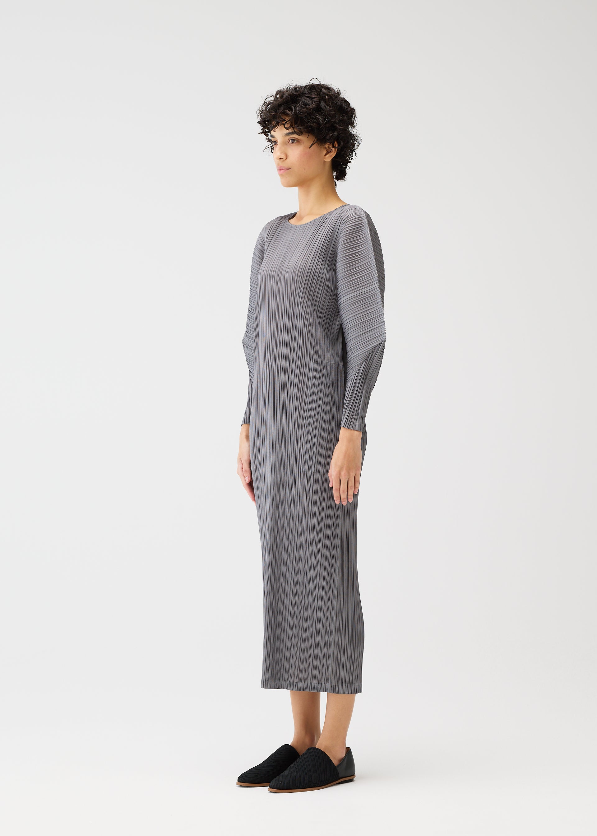 A model wears the PLEATS PLEASE ISSEY MIYAKE SKYLINE prêt à porter.