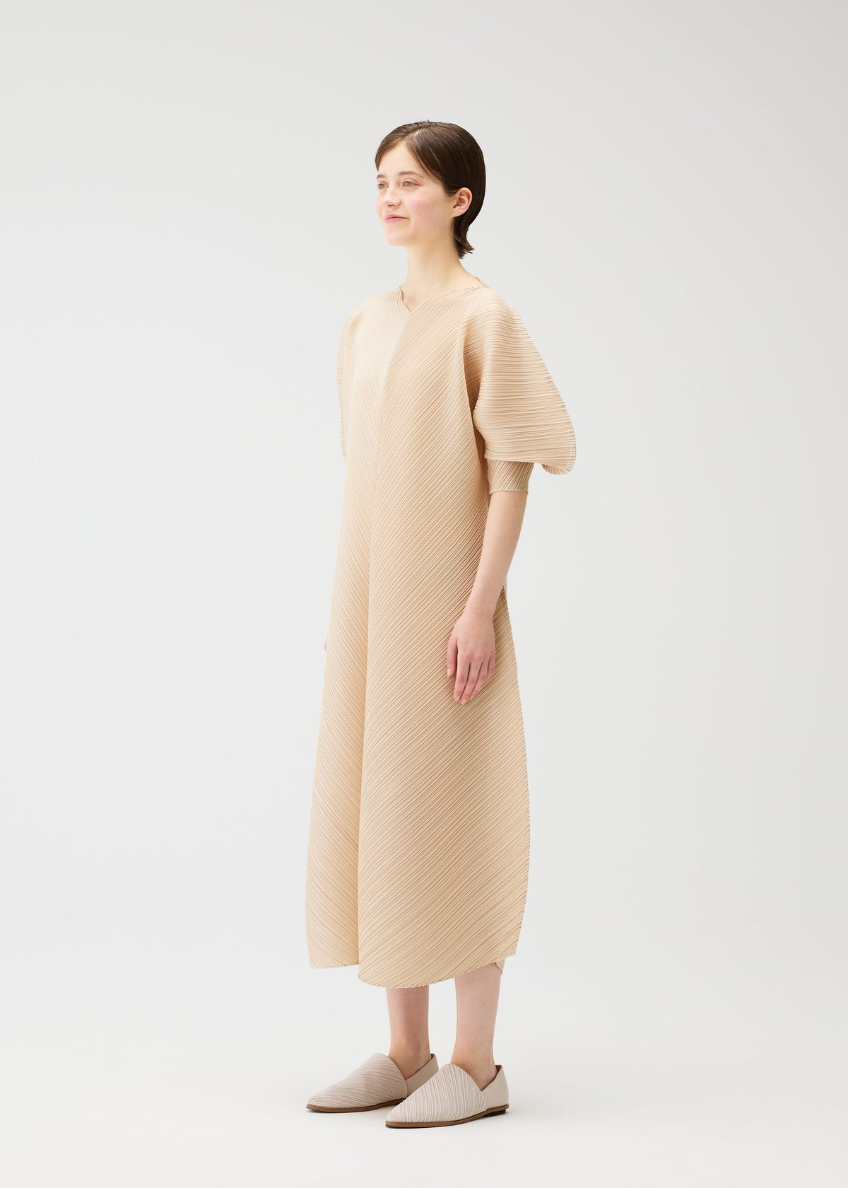 A model wears the PLEATS PLEASE ISSEY MIYAKE COAST pp66jh4647505.