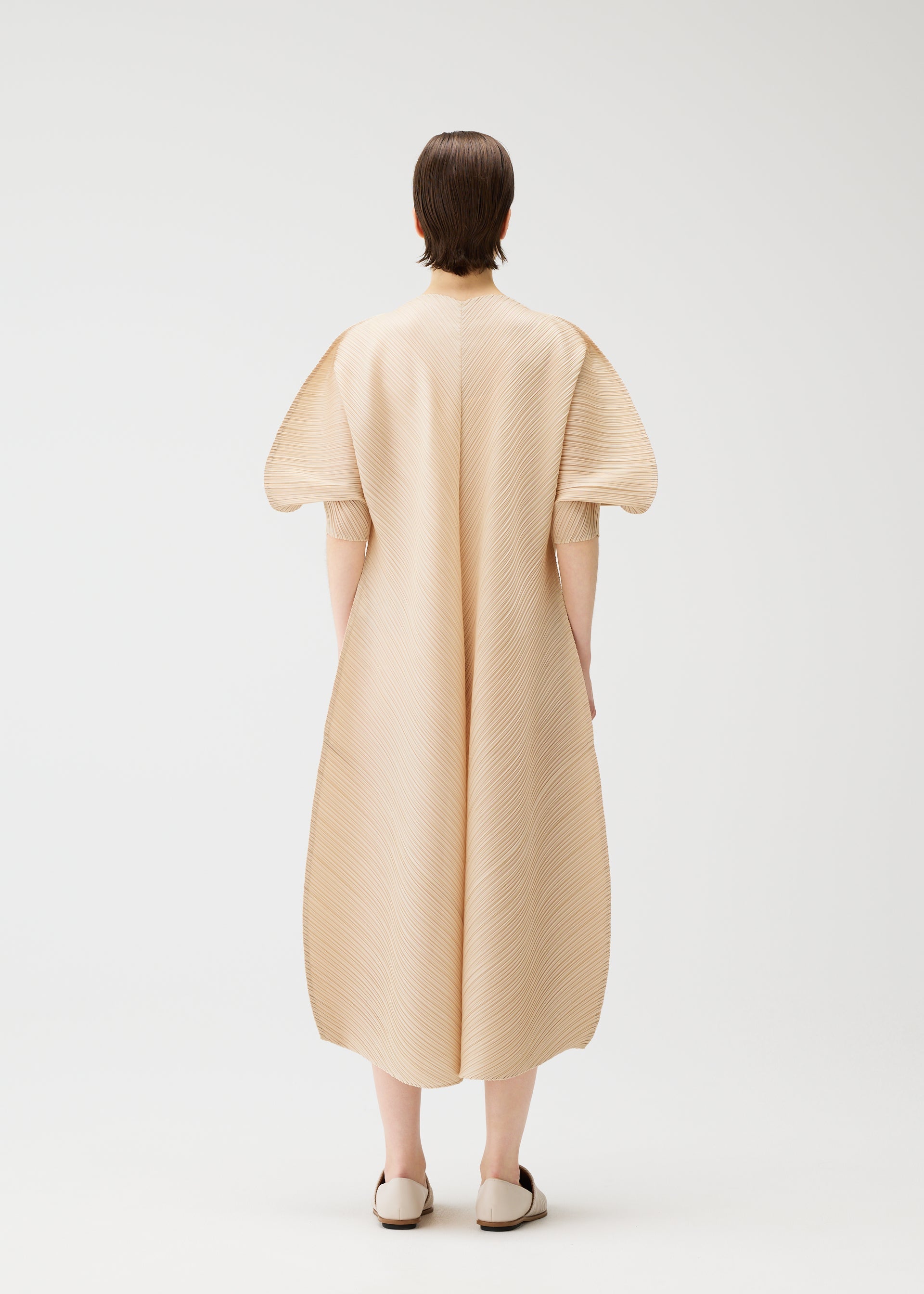 A model wears the PLEATS PLEASE ISSEY MIYAKE COAST pp66jh4644305.