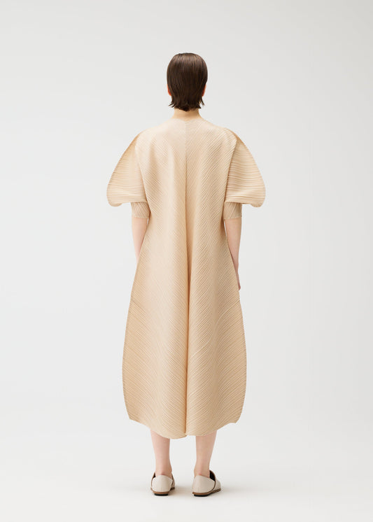 A model wears the PLEATS PLEASE ISSEY MIYAKE COAST pp66jh4647205.